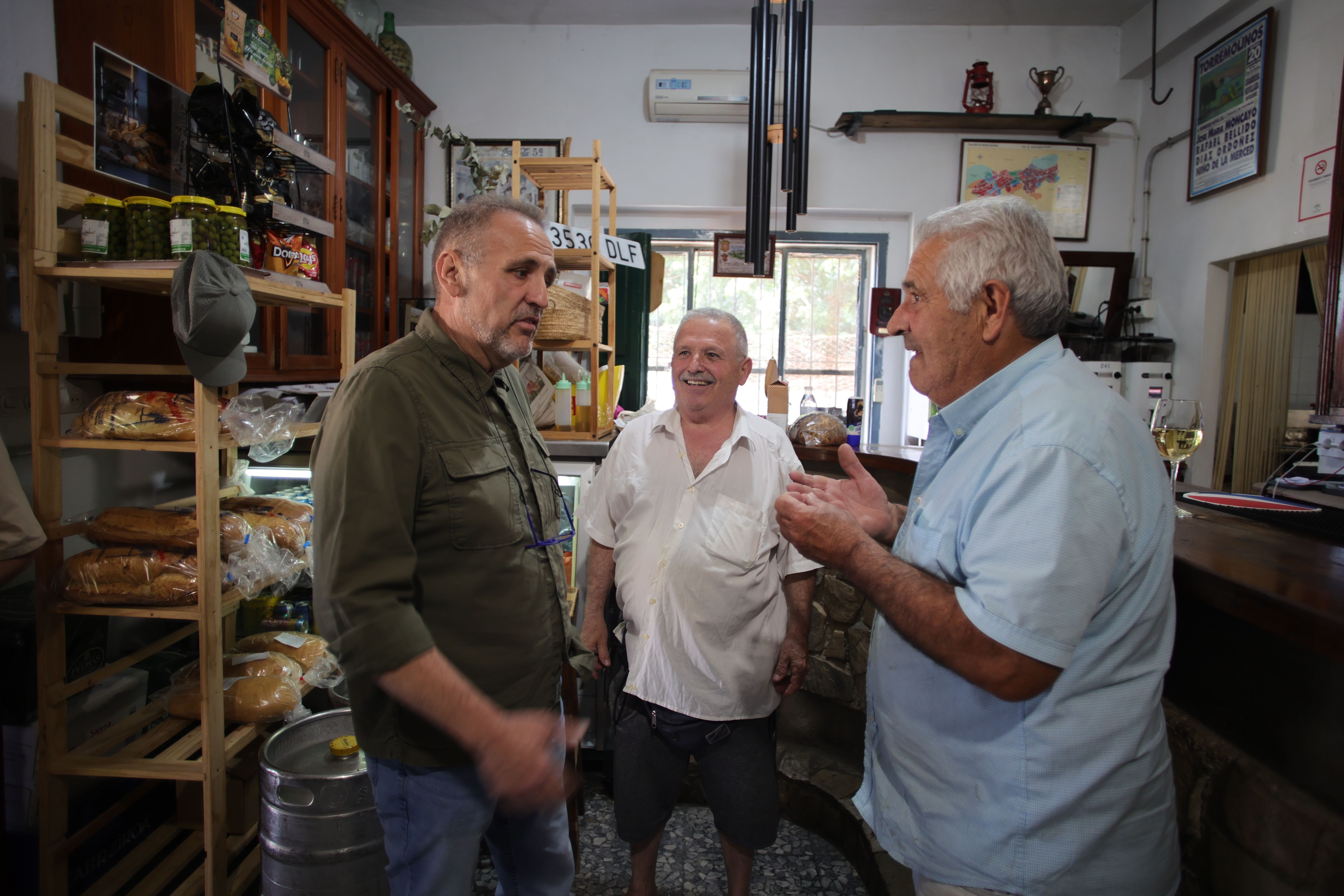 El alcalde, José Manuel Ruiz, a la izqda, conversa con dos vecinos durante la campaña electoral en mayo de 2023.