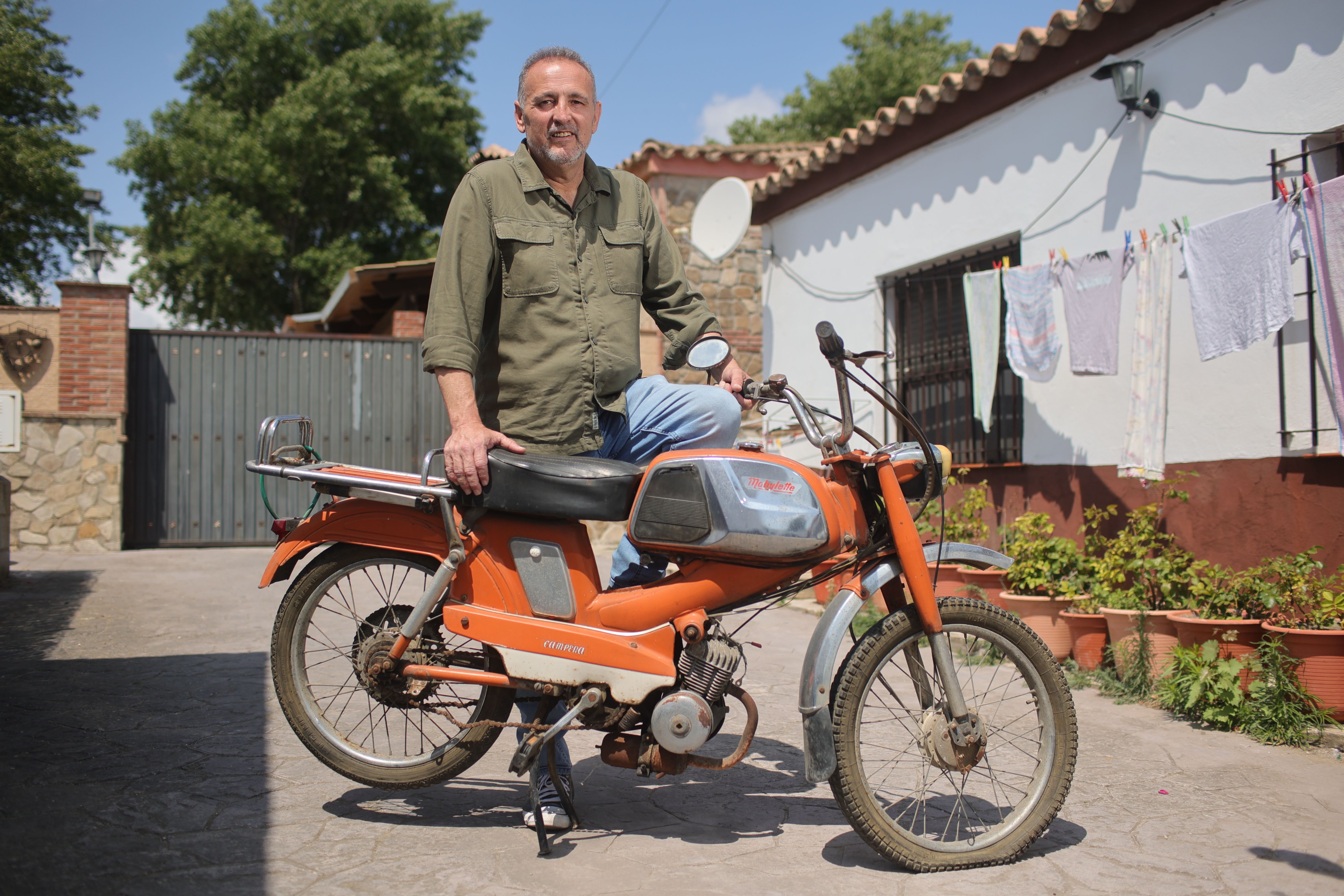 José Manuel Ruiz, candidato de IU a la Alcaldía de Medina Sidonia, posa con su Mobylette.