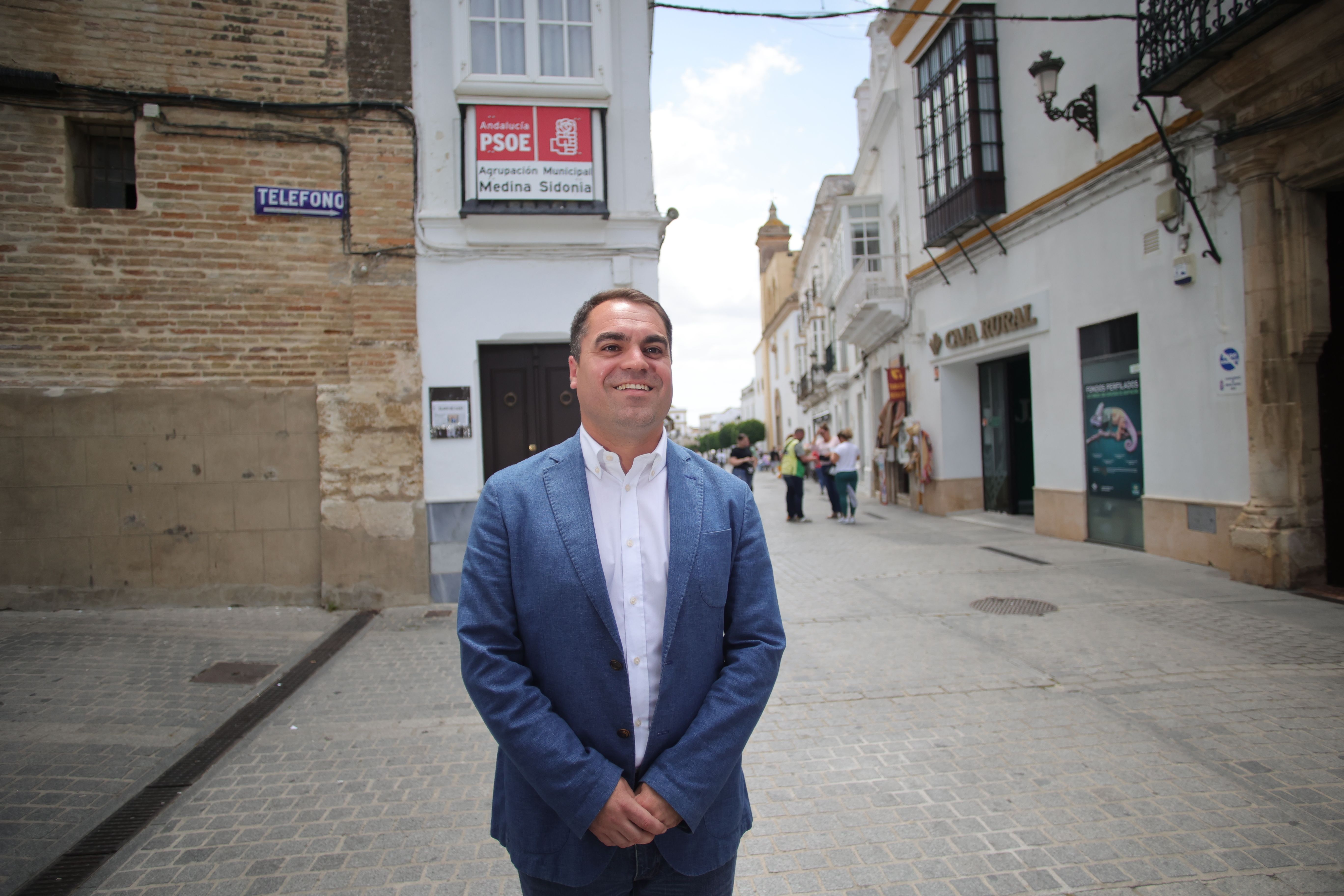 El candidato socialista, ante la Casa del Pueblo de la localidad.