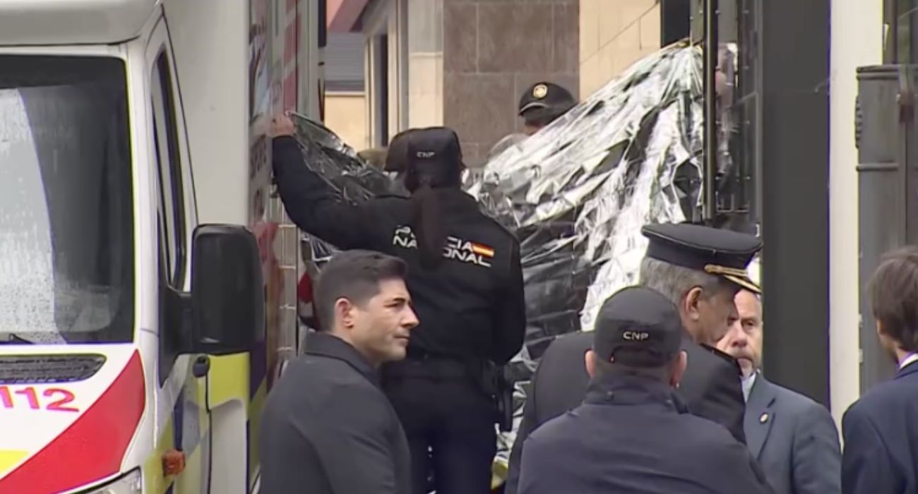 Agentes de la Policía Nacional tapan el lugar donde murieron las mellizas tras caer desde un sexto piso. RTVE Agentes de la Policía Nacional tapan el lugar donde murieron las mellizas tras caer desde un sexto piso. RTVE