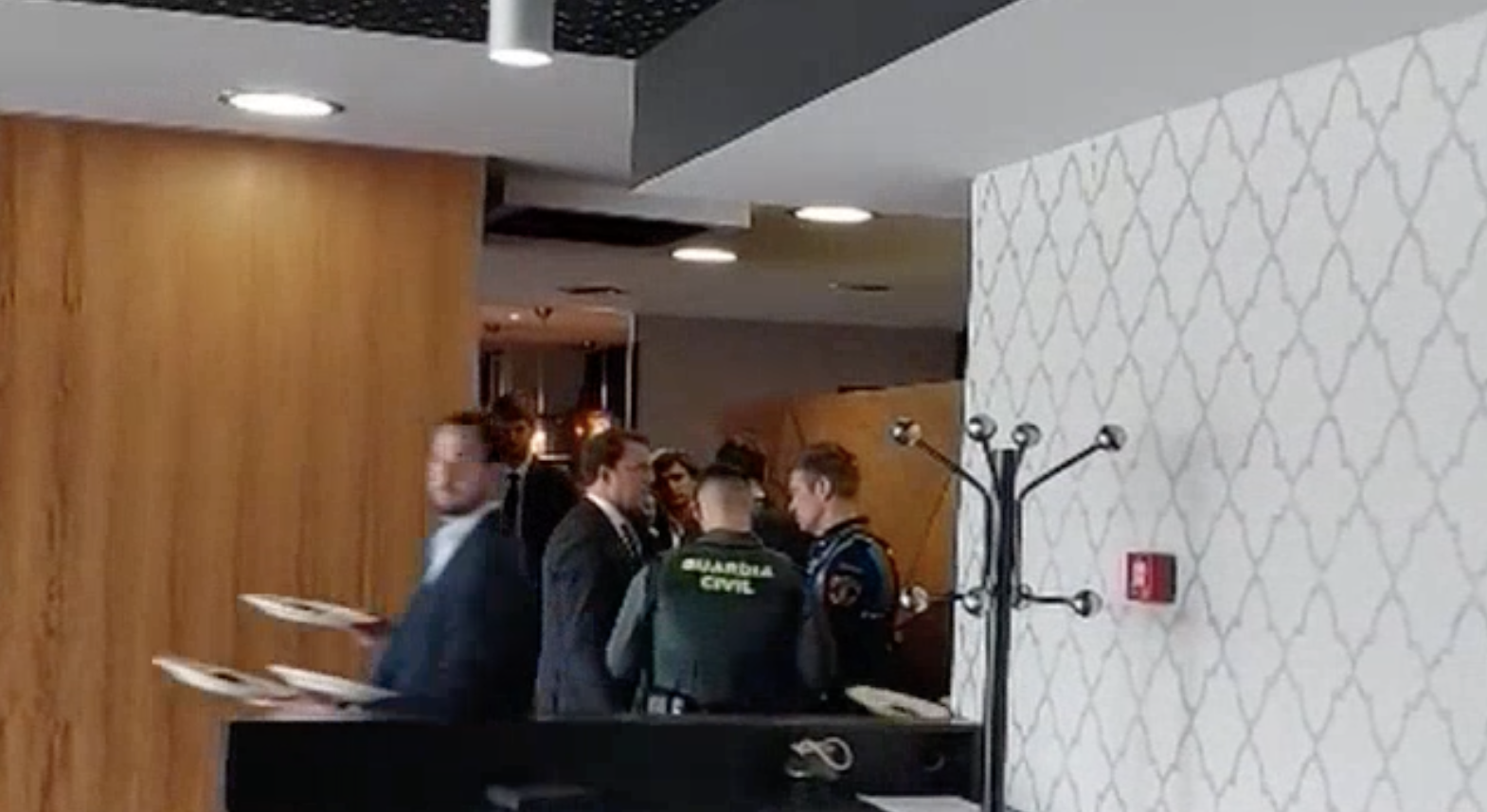 Siete familias se quedan tiradas sin banquete de Primera Comunión: "No queda comida". Guarda Civil en el salón de celebraciones, en una imagen de Telemadrid.
