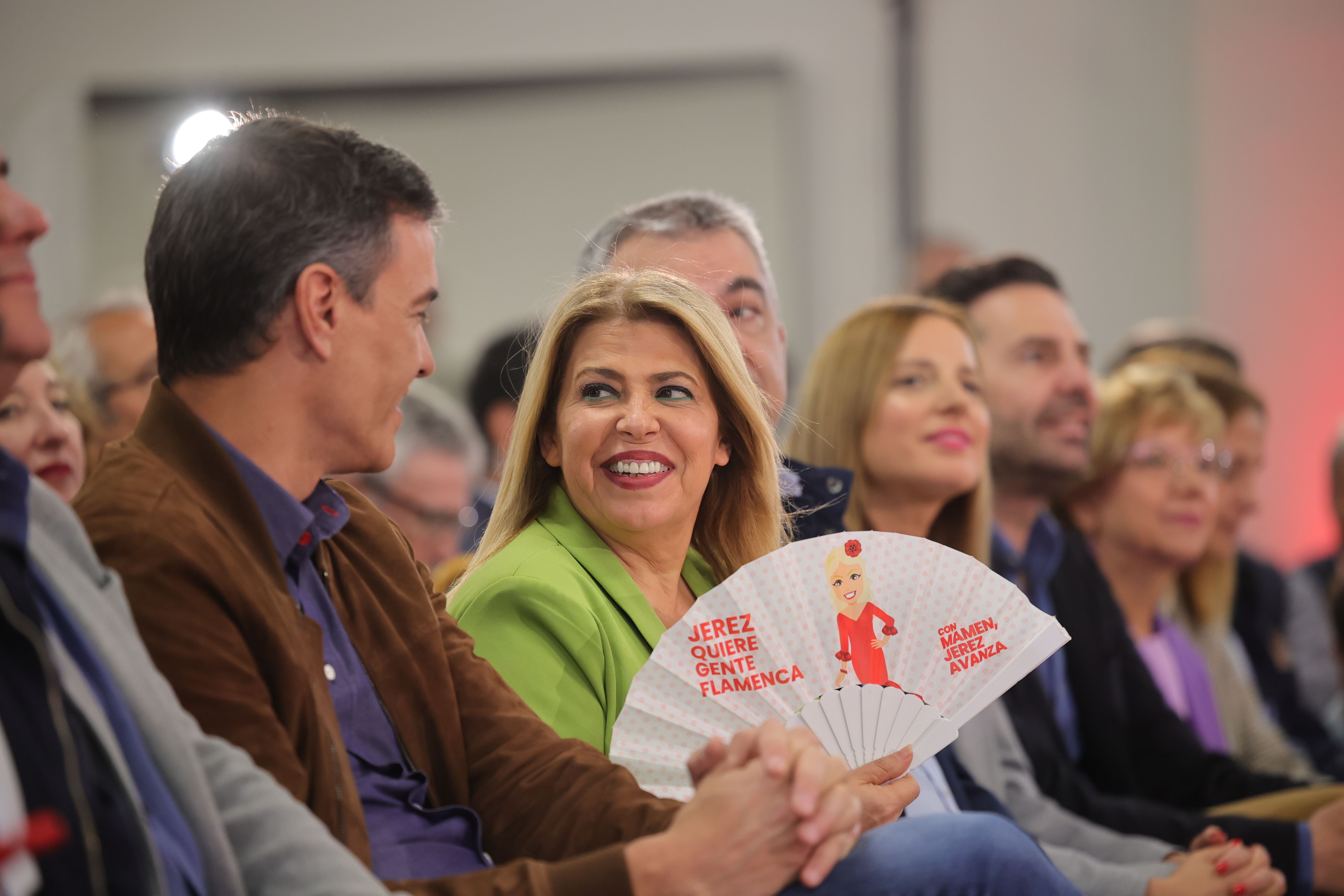 Mamen Sánchez mira con complicidad a Pedro Sánchez, durante el acto de campaña del 28M en Jerez, este martes en el Club Nazaret.