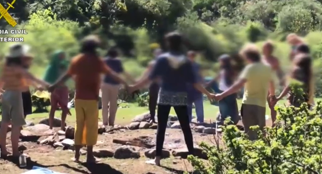 Familia Arcoíris, la comuna hippie afincada en la Sierra de Cádiz en una pasada acampada ilegal en La Rioja. GUARDIA CIVIL