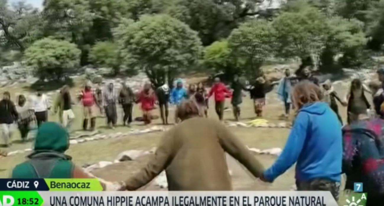 Miembros de la comuna hippie que se han instalado en la Sierra de Grazalema.   CANAL SUR