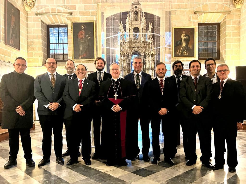 El obispo, hermanos mayores, presidente de la Unión de Hermandades, entre otros, en una imagen de archivo.