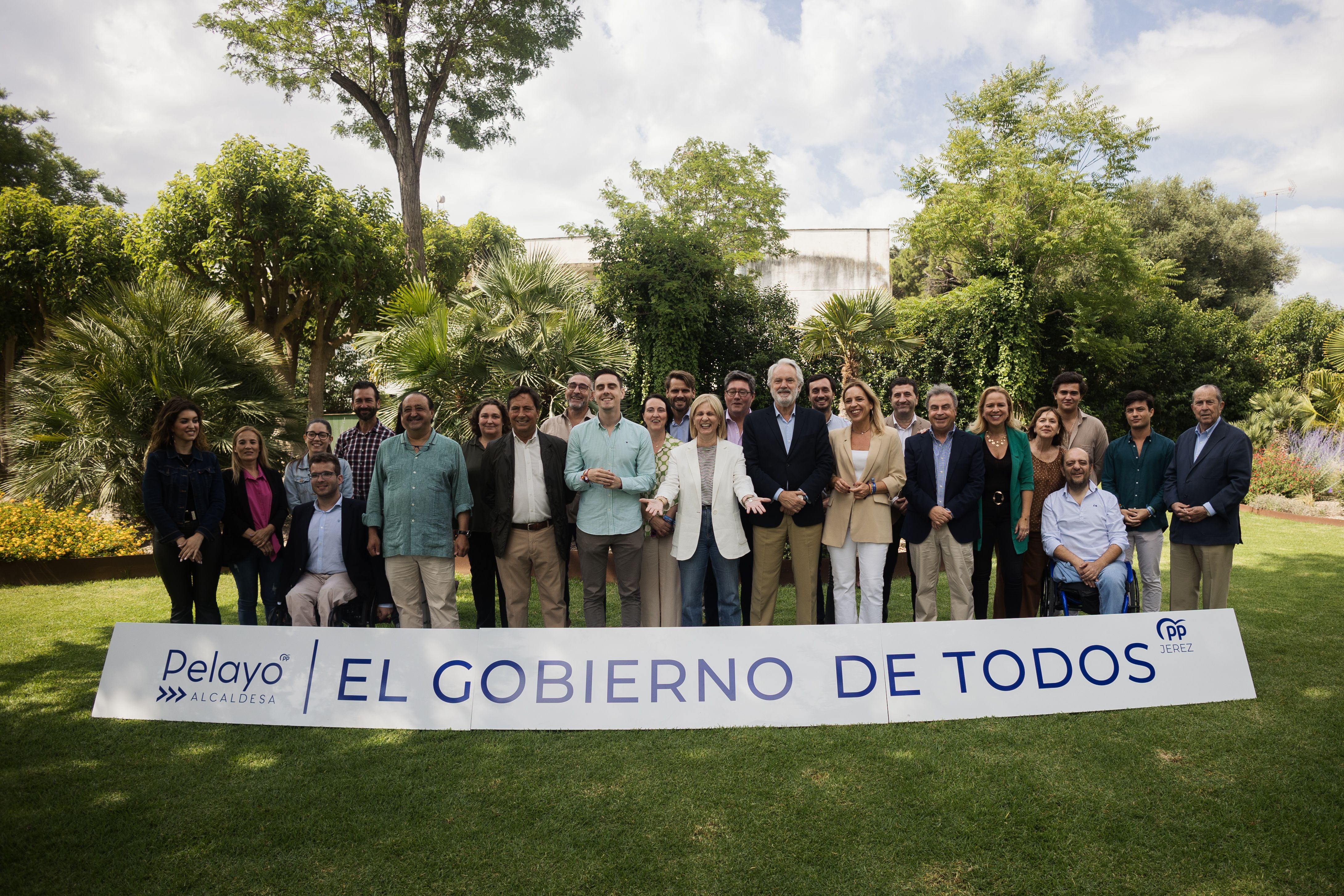 María José García-Pelayo, rodeada de toda su candidatura, justo antes de ganar las municipales por absoluta.