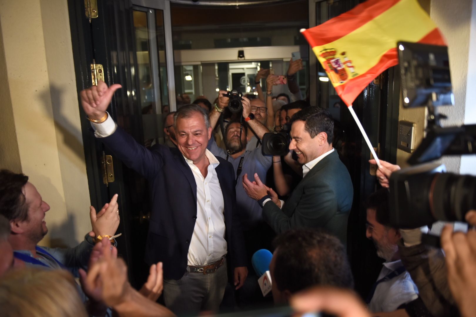 José Luis Sanz, próximo alcalde de Sevilla, junto a Juanma Moreno.
