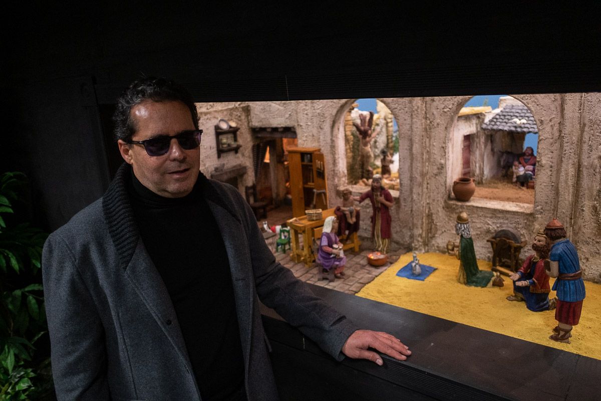 Manuel Cruzado, junto al Belén de la ONCE cuyas figuras ha fabricado. FOTO: MANU GARCÍA