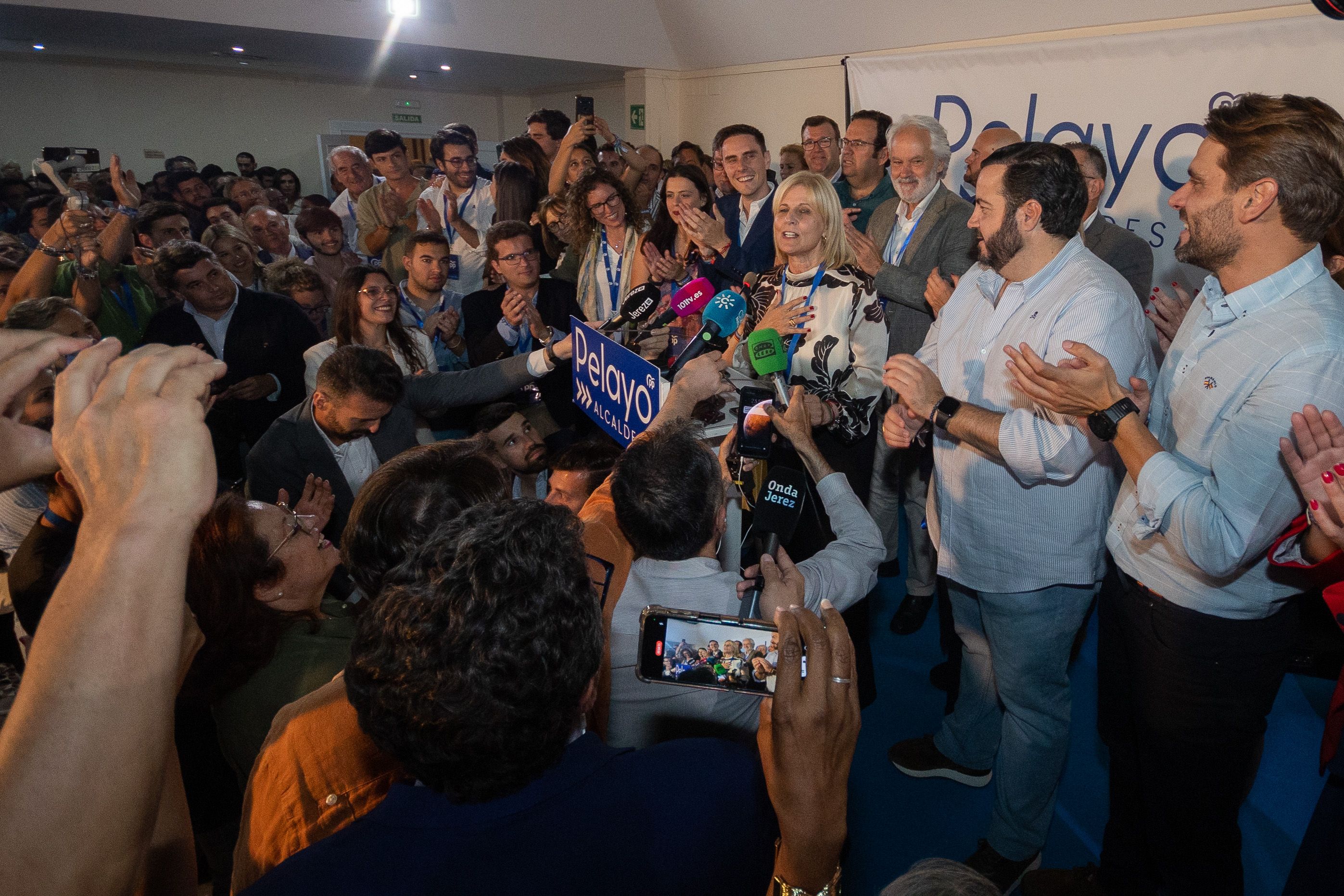 María José García-Pelayo, próxima alcaldesa de Jerez, con miembros de su equipo tras conseguir mayoría absoluta. 