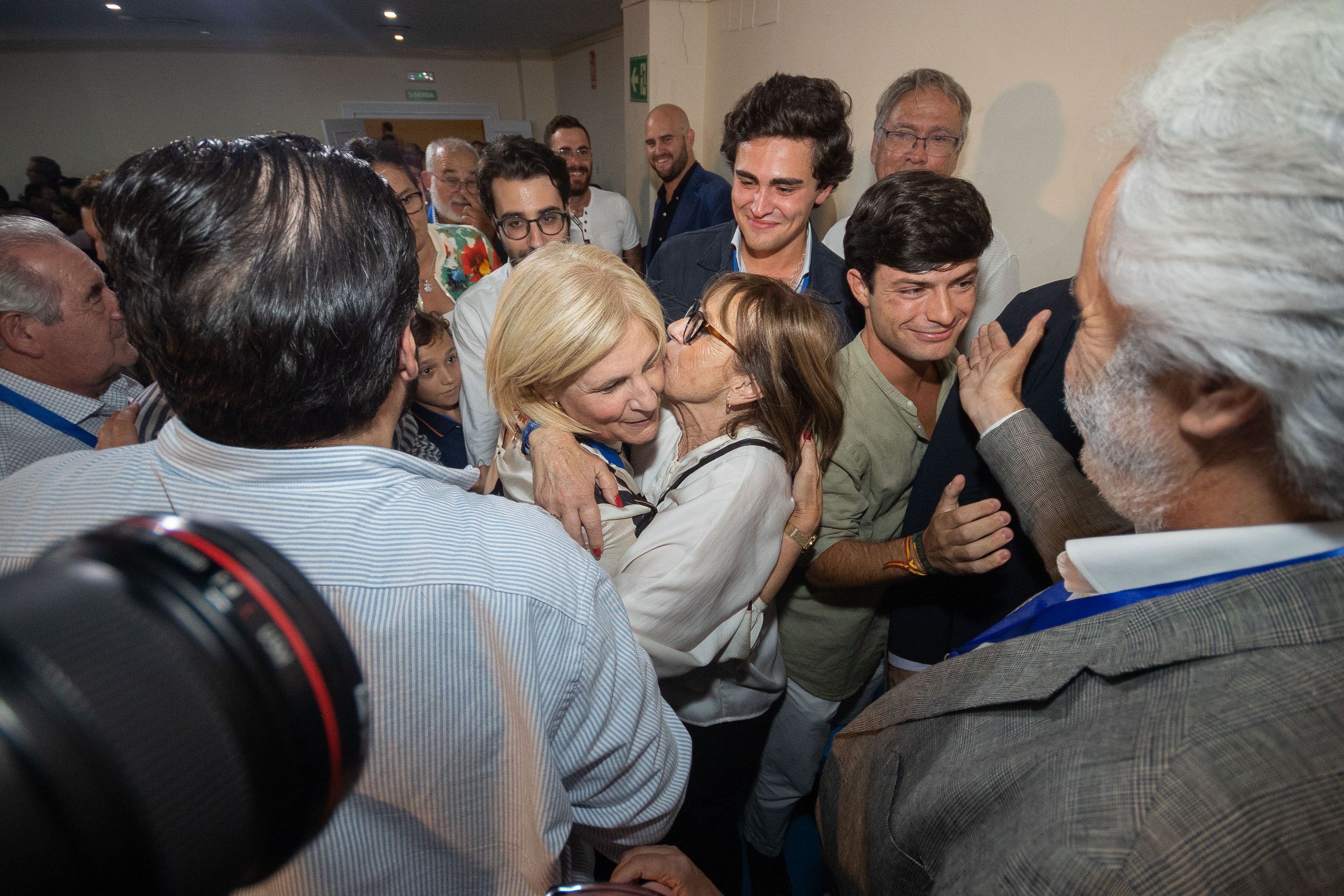 María José García-Pelayo, rodeada de incondicionales, la pasada noche del 28M en Jerez.
