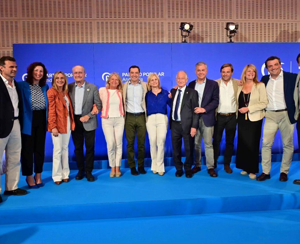 Juanma Moreno, este lunes en Sevilla, junto a alcaldes y alcaldesas de las capitales y grandes ciudades andaluzas.