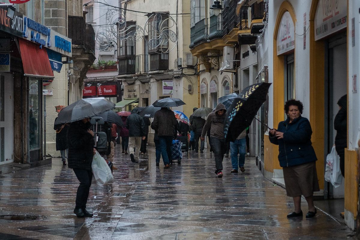 Imagen de una jornada de viento y lluvia en Jerez.  FOTO: MANU GARCÍA