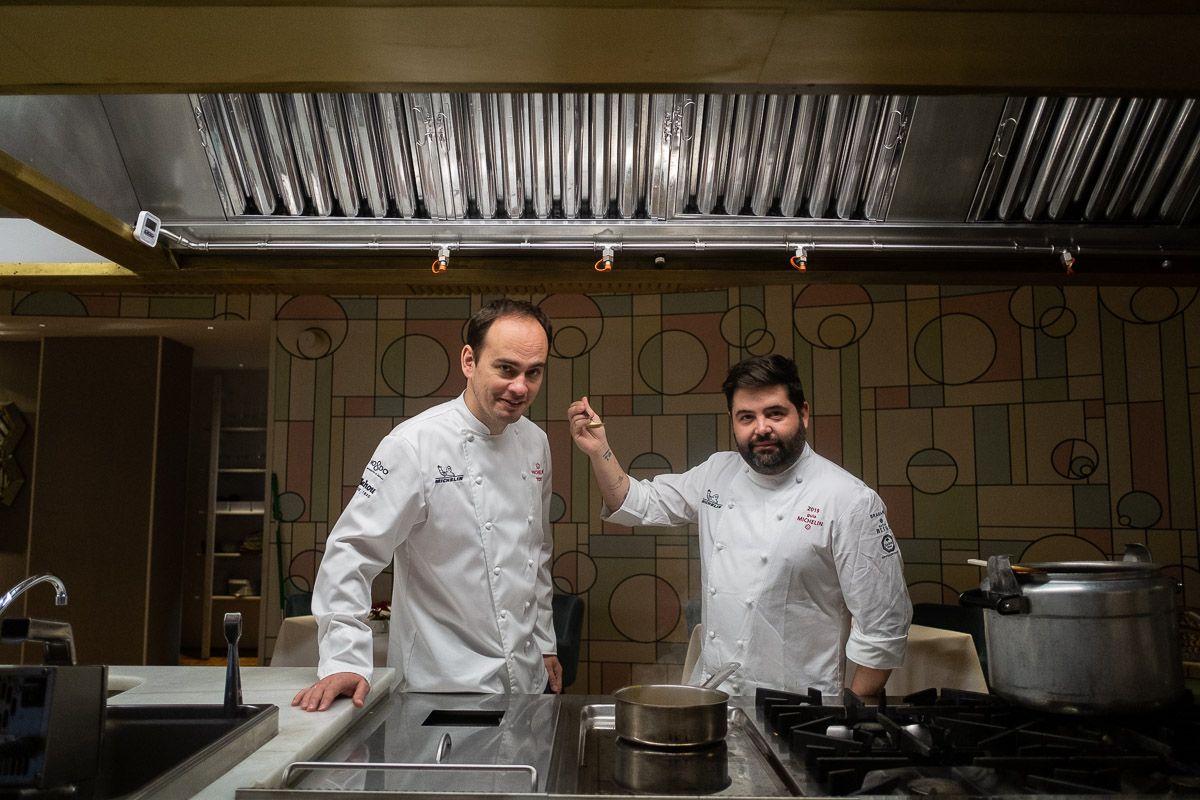 Israel Ramos y Juanlu Fernández juntos en la cocina del restaurante LÚ.