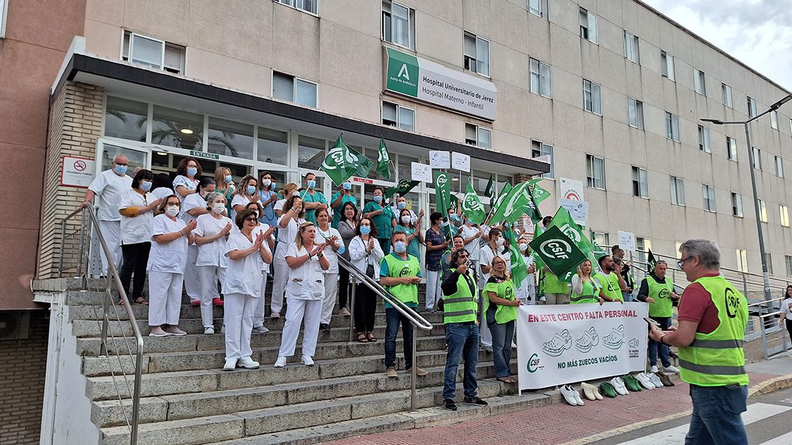 Medio centenar de sanitarios se concentran para protestar por la falta de contrataciones del SAS en los centros públicos. 