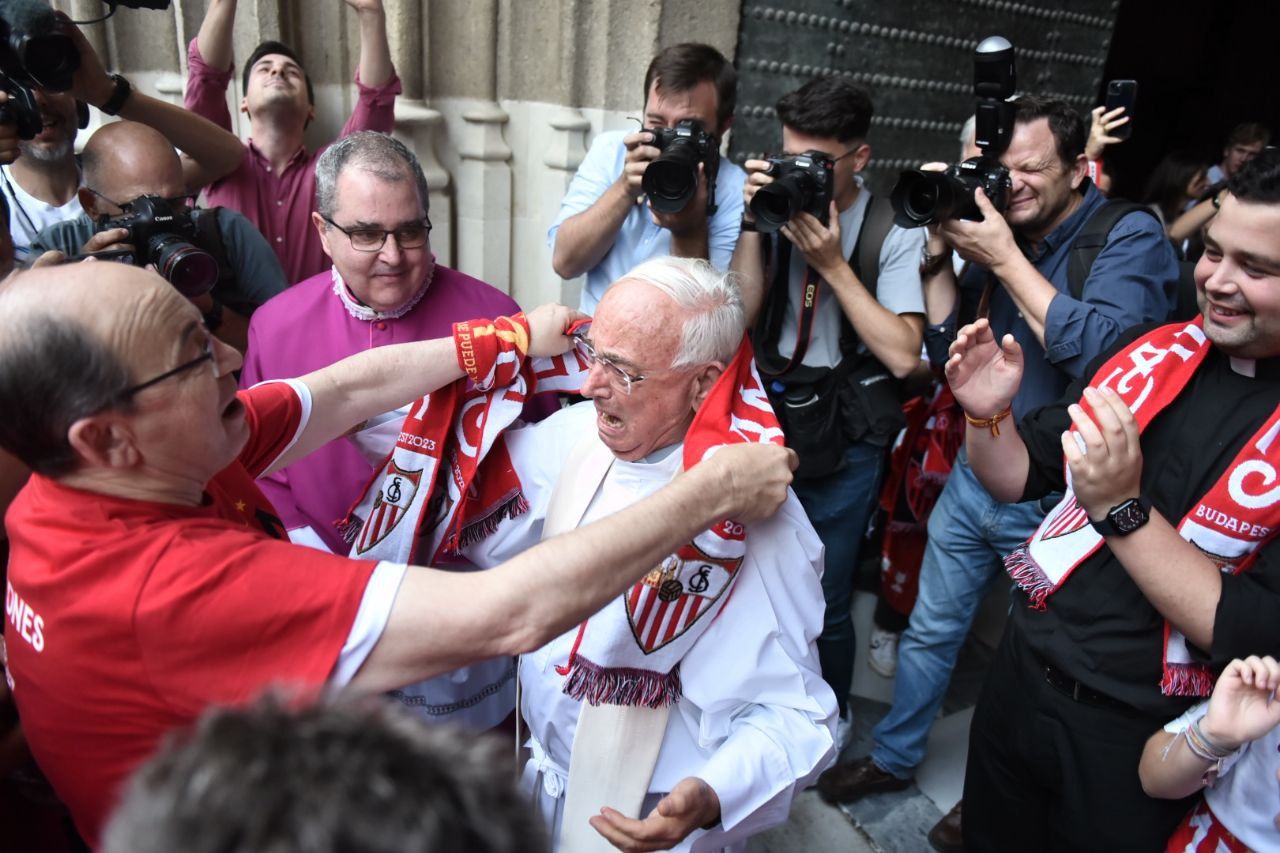 Pasión total por el Sevilla FC a la entrada de la Catedral. Pasión total por el Sevilla FC a la entrada de la Catedral.