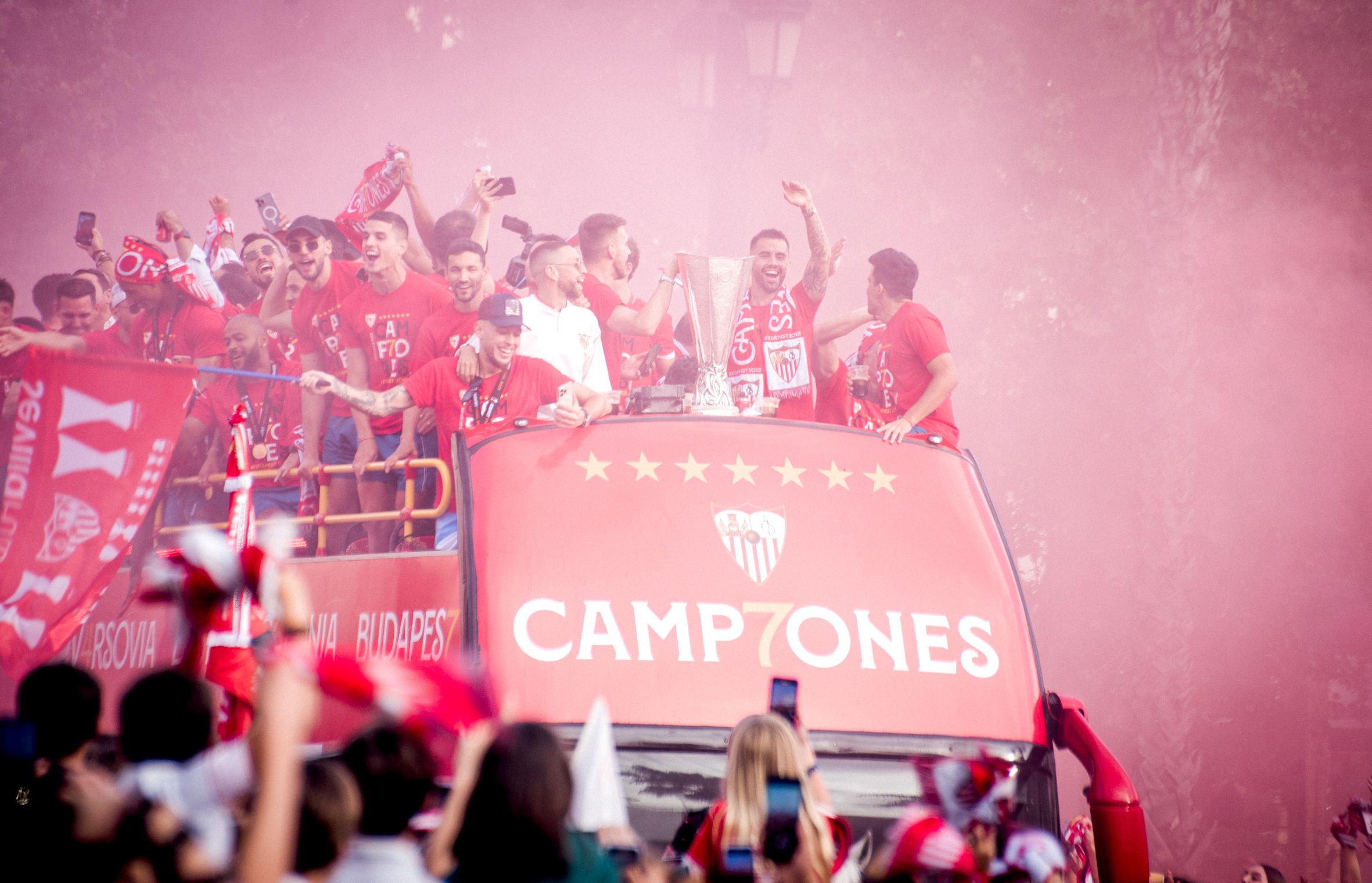Una nube rojiblanca envolvió a los campeones de la Europa League.