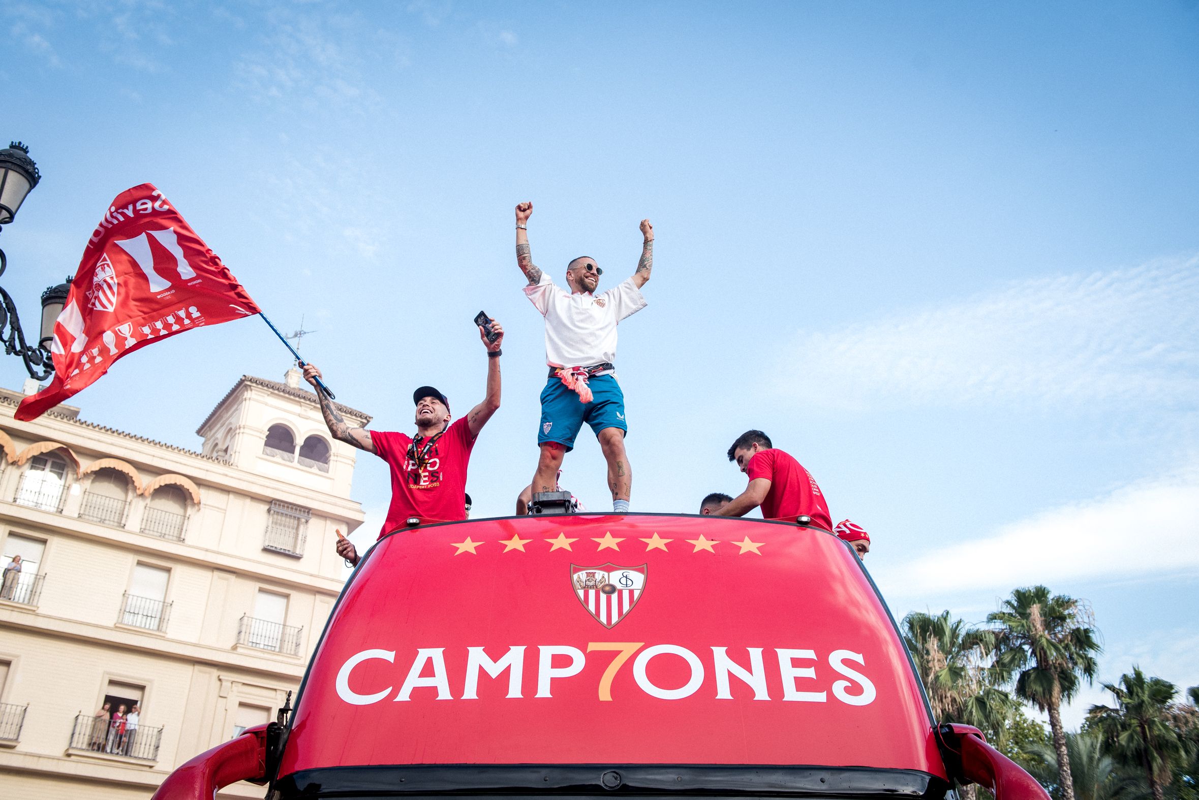 Jugadores del Sevilla en el autobús de los campeones. 