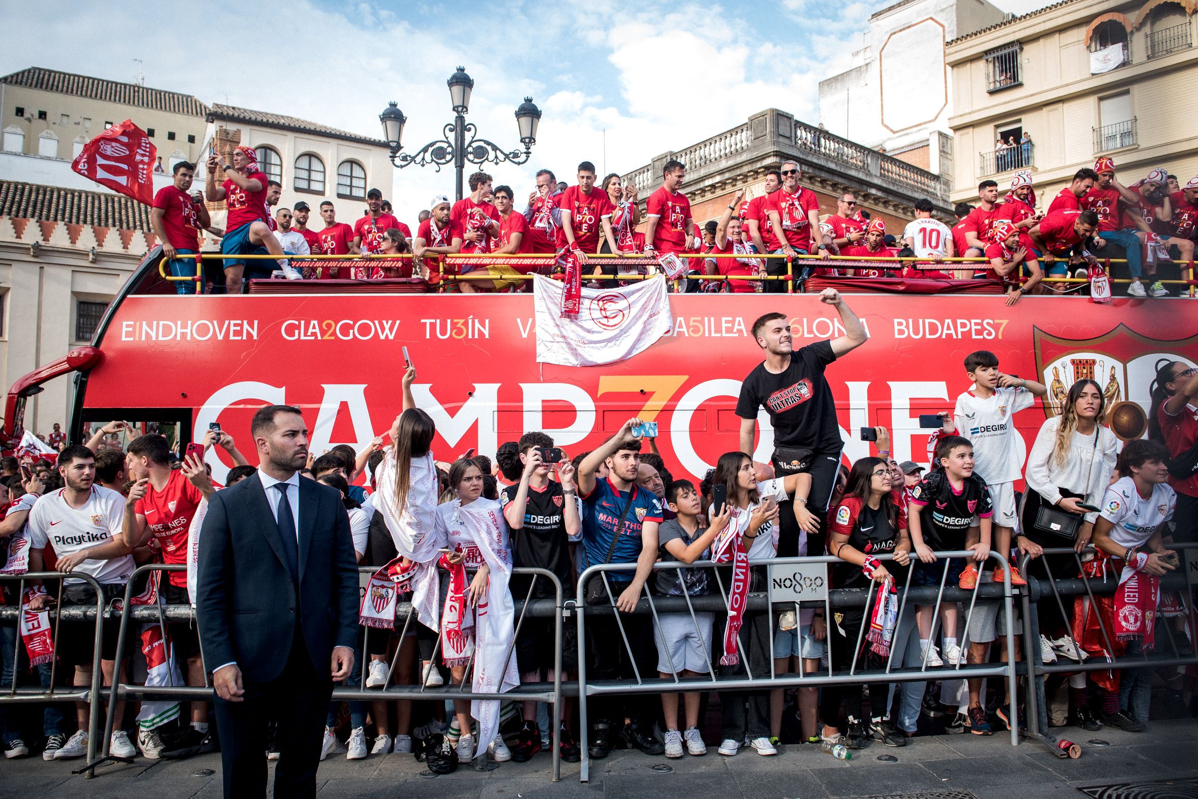 Los campeones celebrando desde el autobús. 