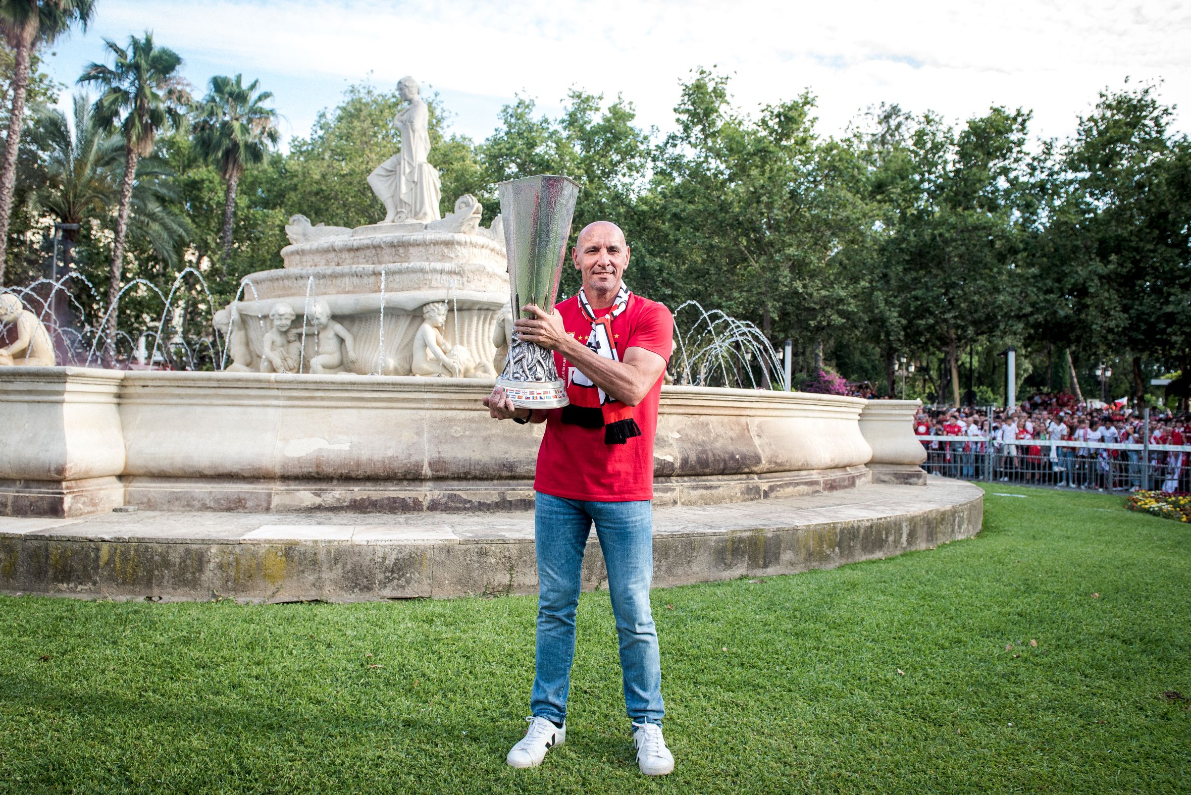 Monchi, en la Fuente de Híspalis situada en la Puerta de Jerez.