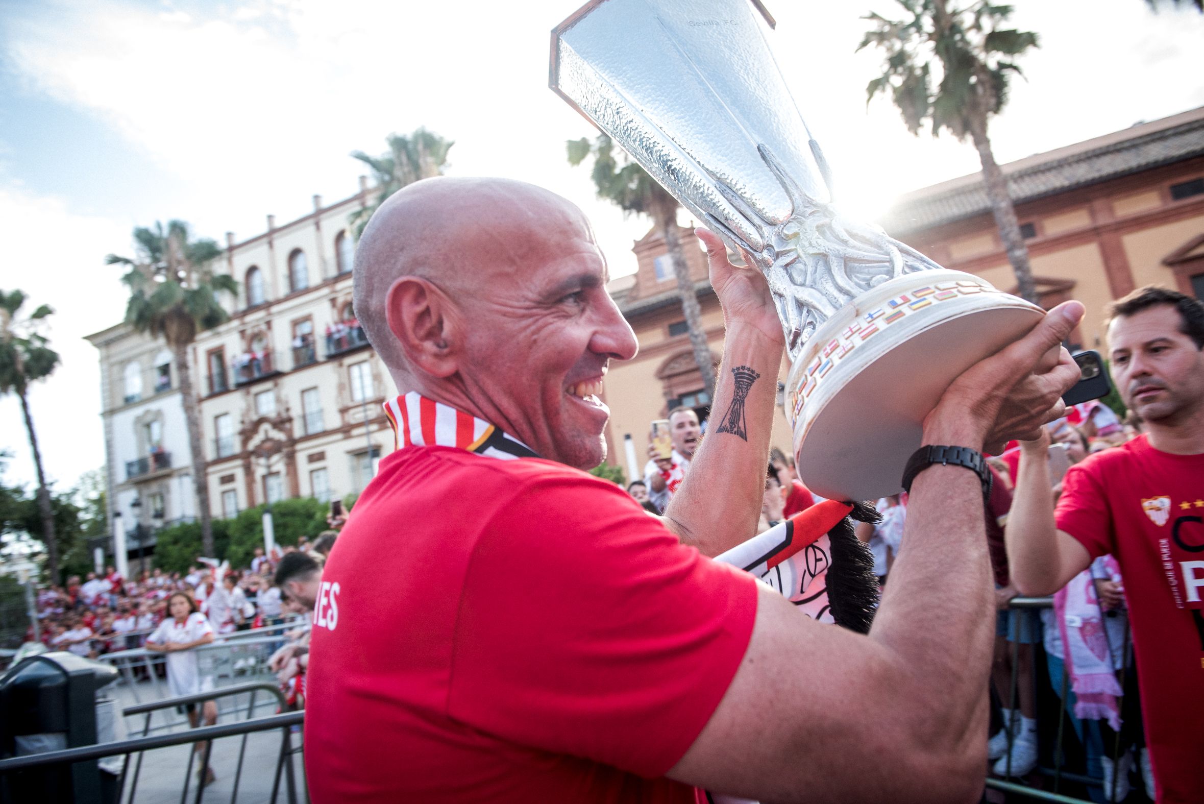 El director deportivo del Sevilla, con la Europa League. 