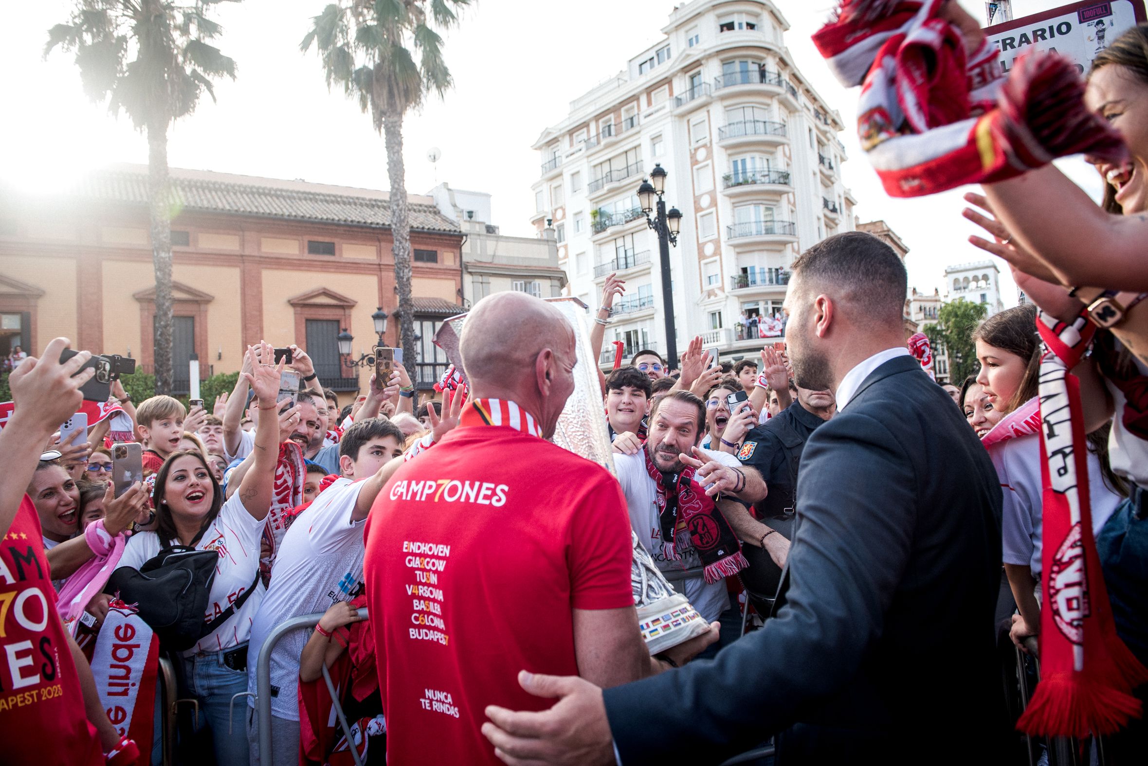 Monchi festeja el título con la afición. 