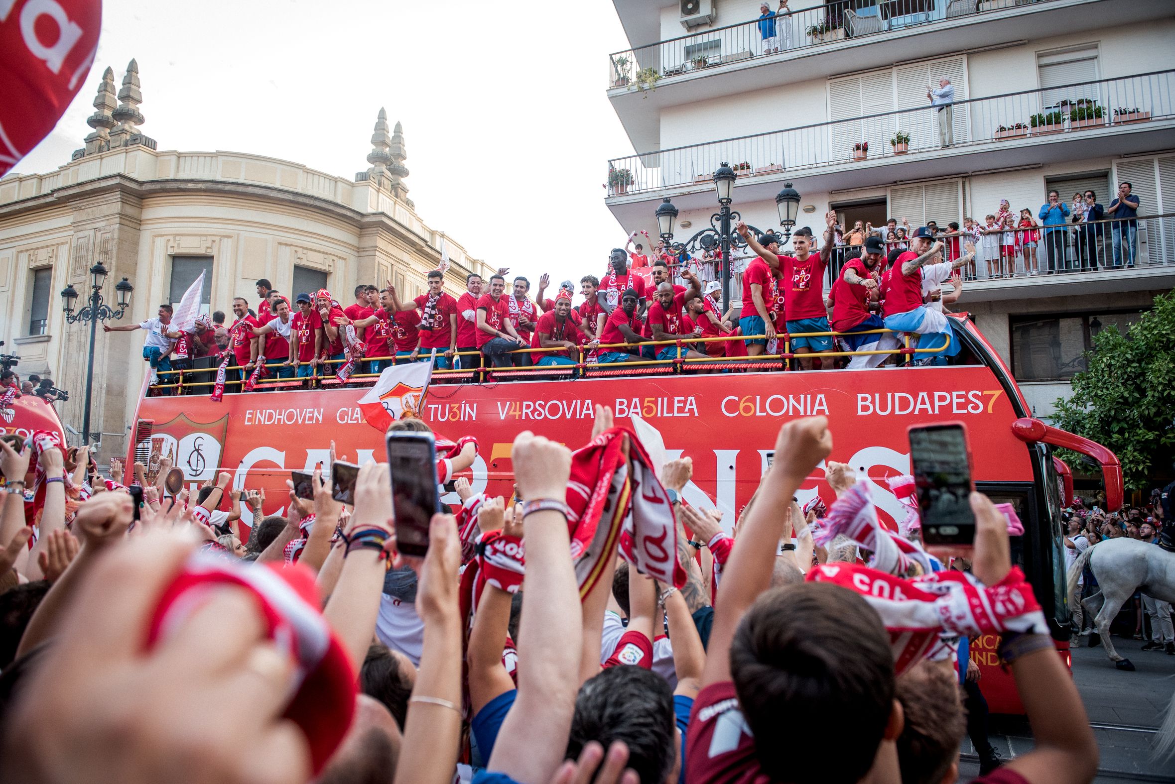 La Sevilla sevillista se volcó con su equipo. 