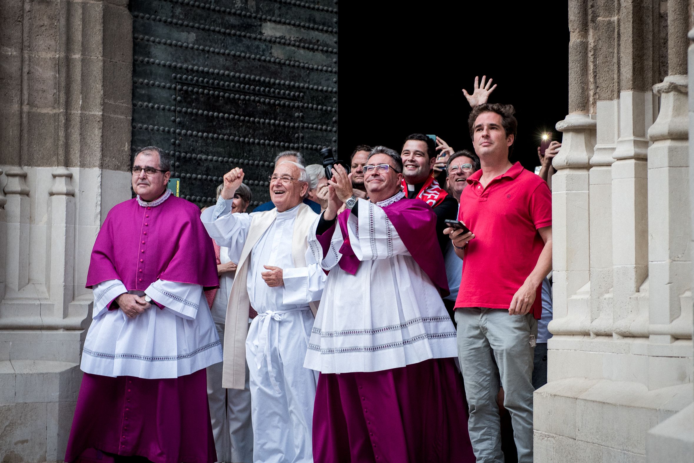 Miembros religiosos de la Catedral saludando al equipo sevillista.
