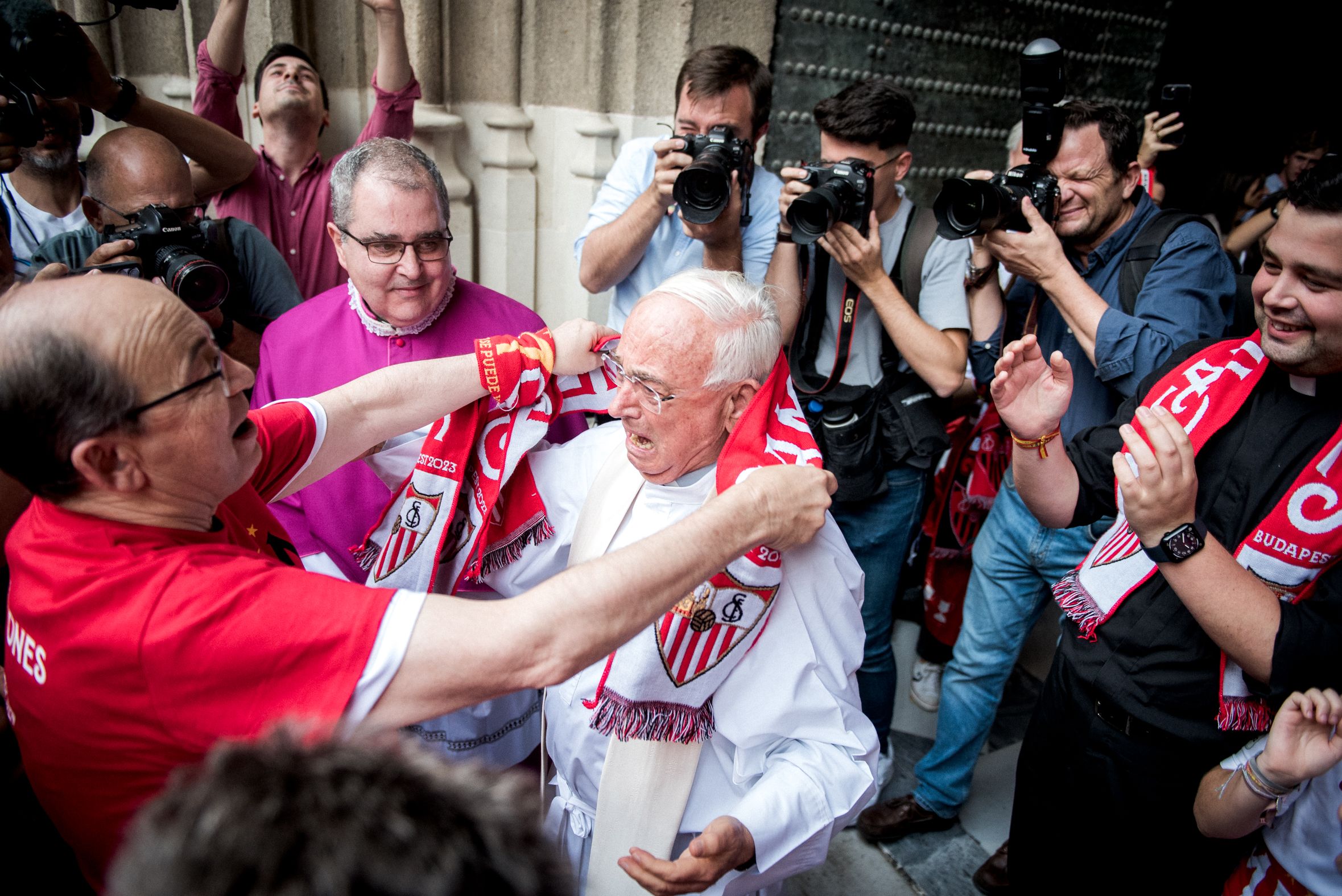 Con la bufanda del Sevilla. 