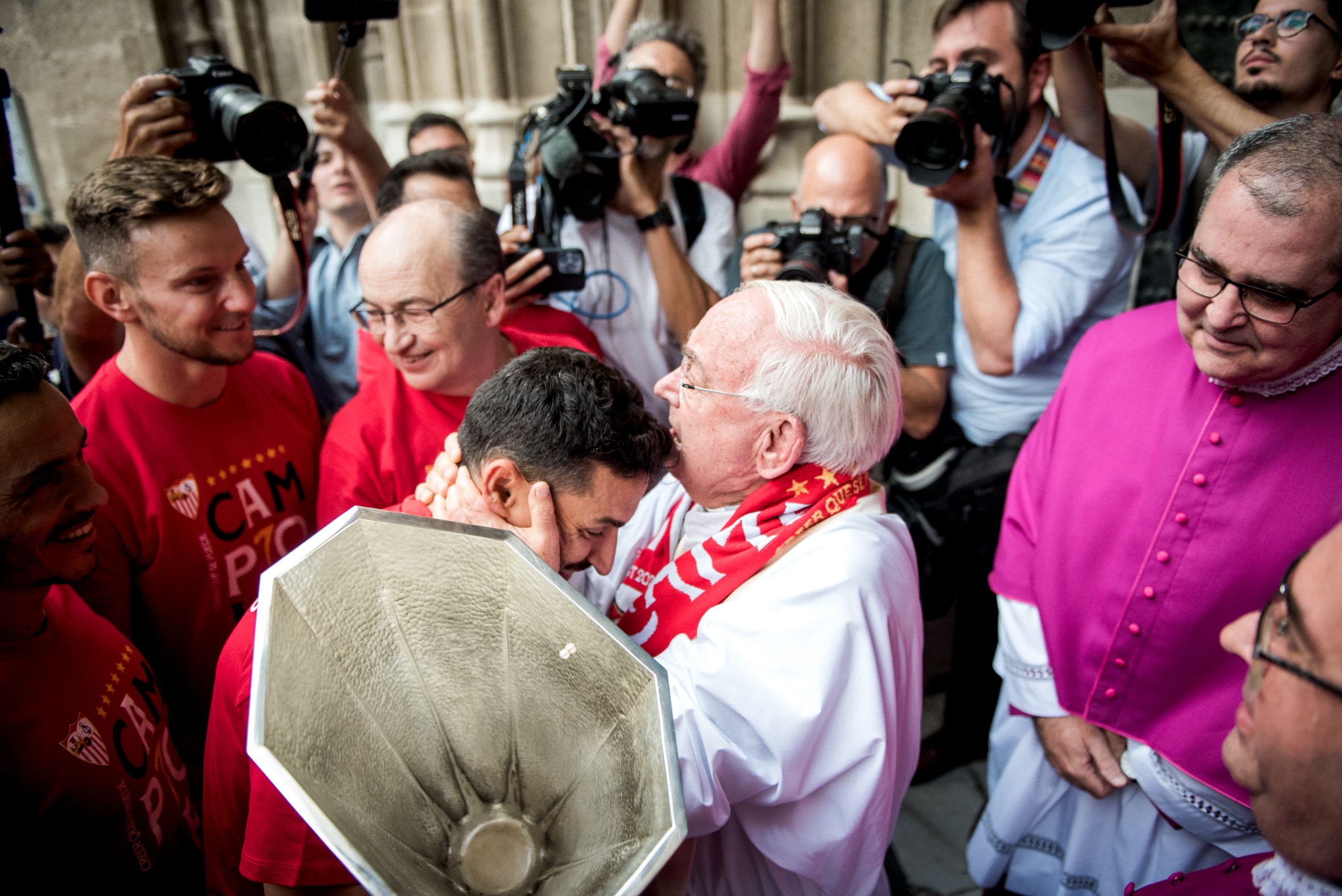 El beso del padre al capitán. 