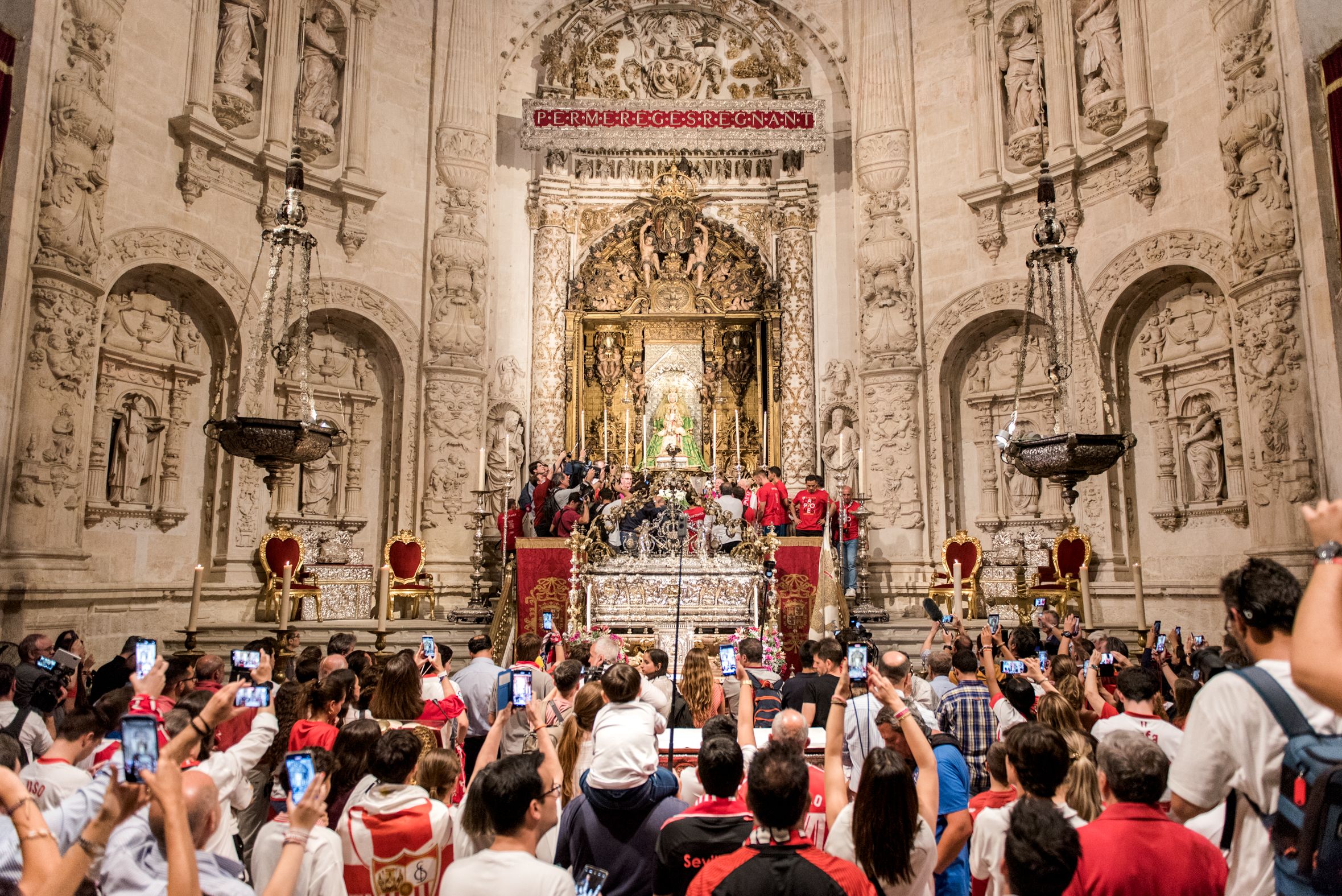 Ofrenda a la Virgen de los Reyes. 