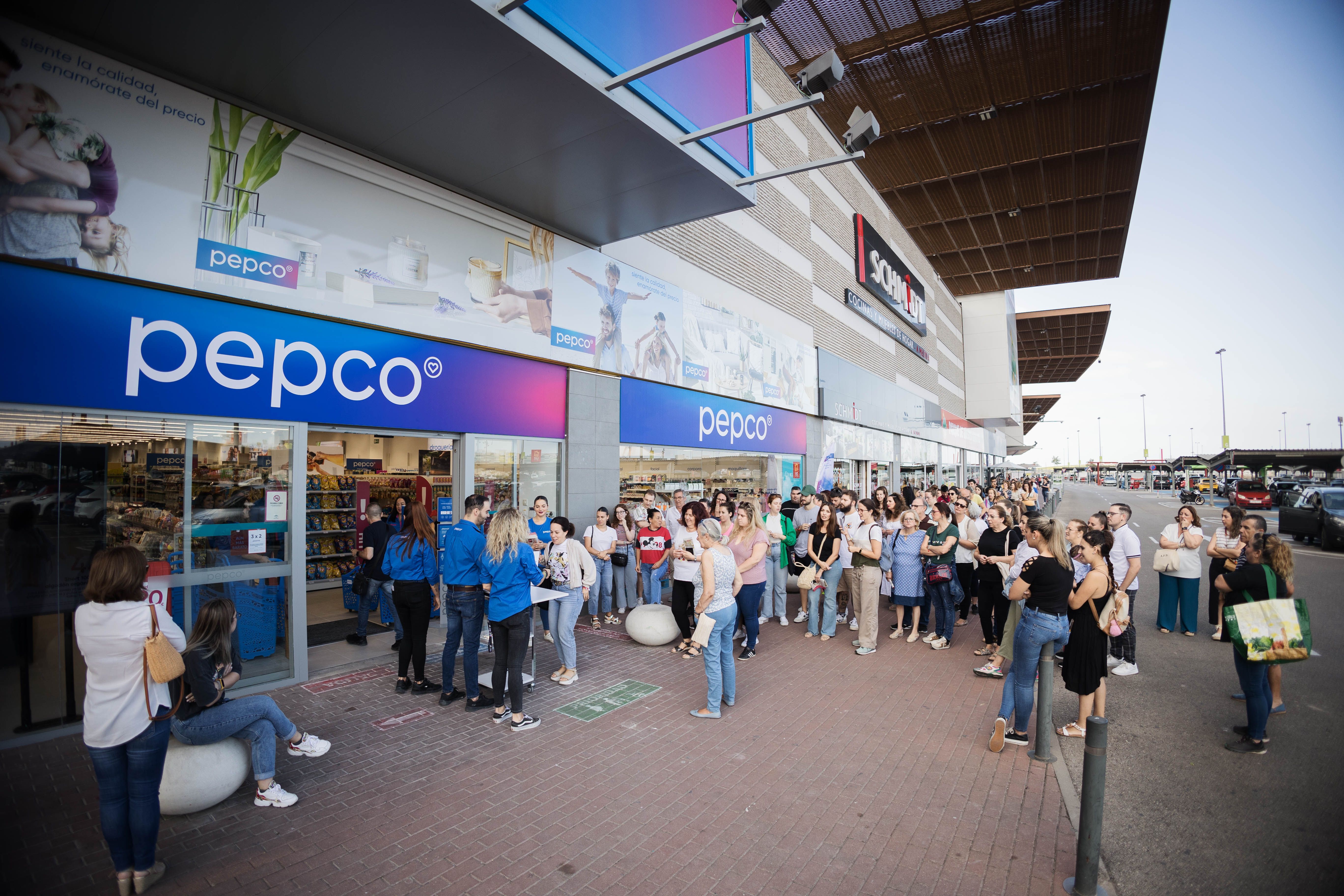 Colas en la apertura de Pepco, la nueva tienda de Luz Shopping.