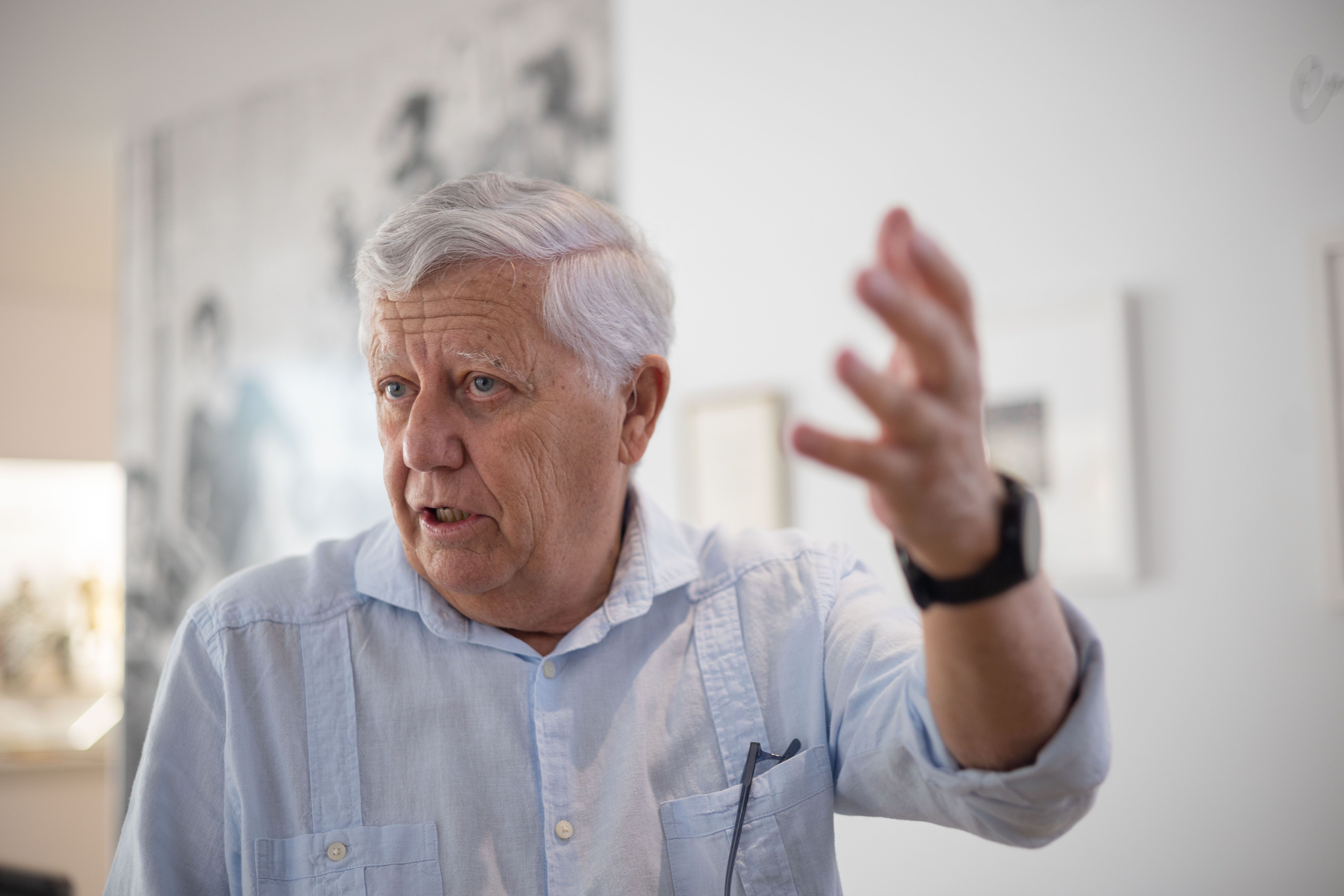Ernesto repasa la historia de la fábrica durante la visita.