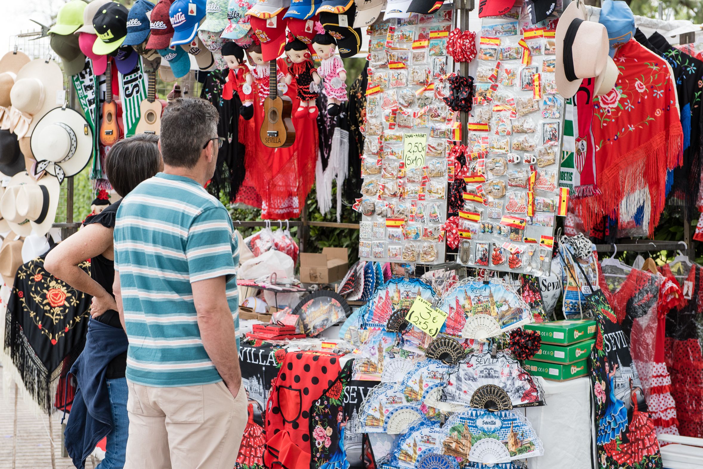 Turistas en Sevilla, ante un puesto de souvenirs, en una imagen reciente.