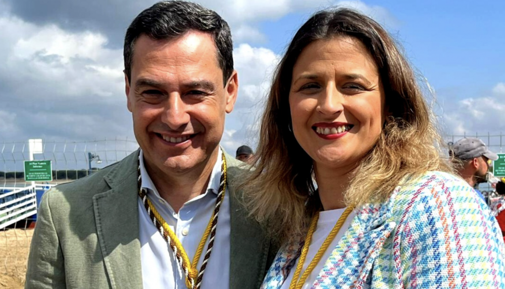Carmen Pérez, del PP de Sanlúcar, junto al presidente de la Junta, Juanma Moreno, en una imagen reciente en Bajo de Guía.