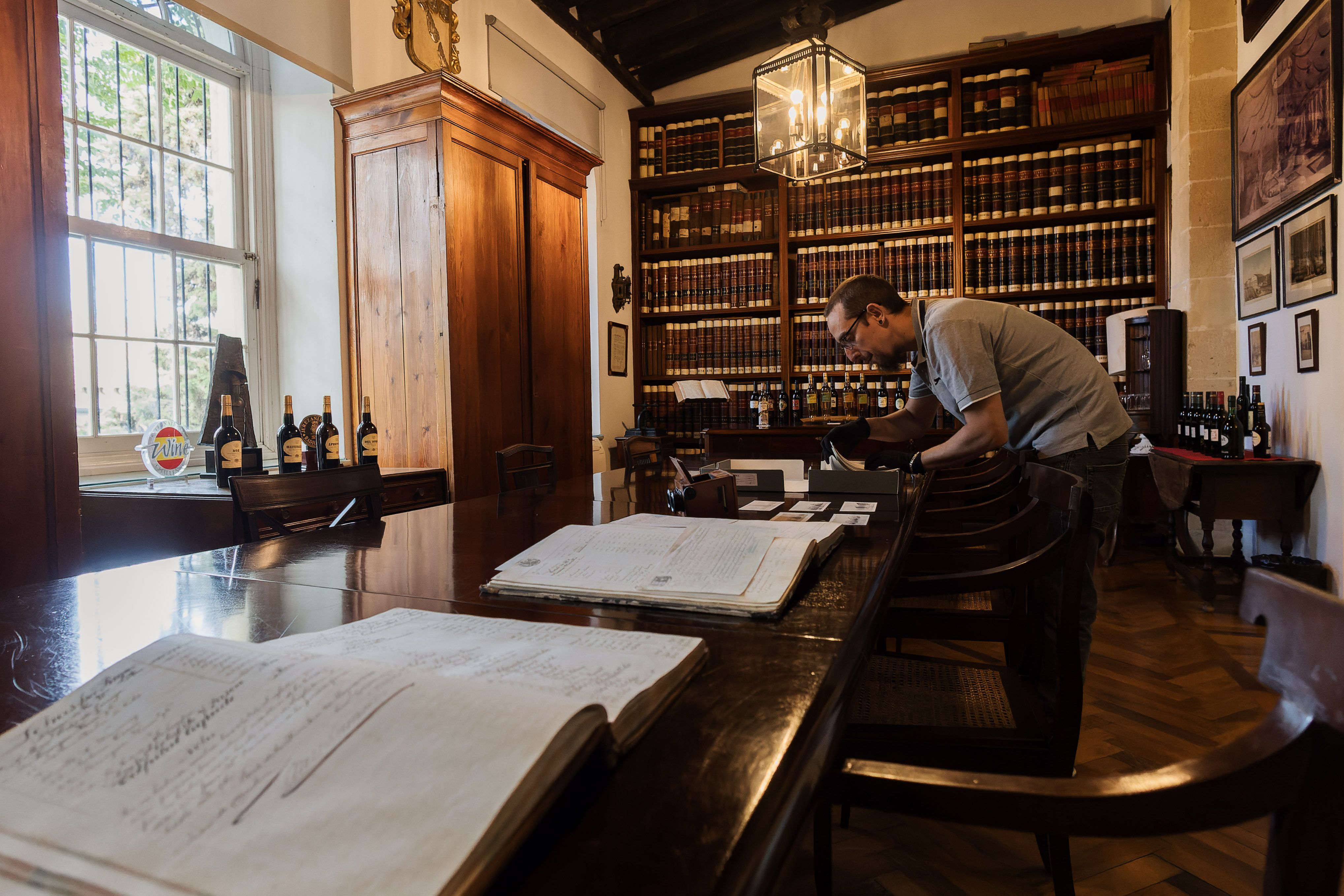 El archivero consultado algunos de los libros del archivo de González Byass.    CANDELA NÚÑEX
