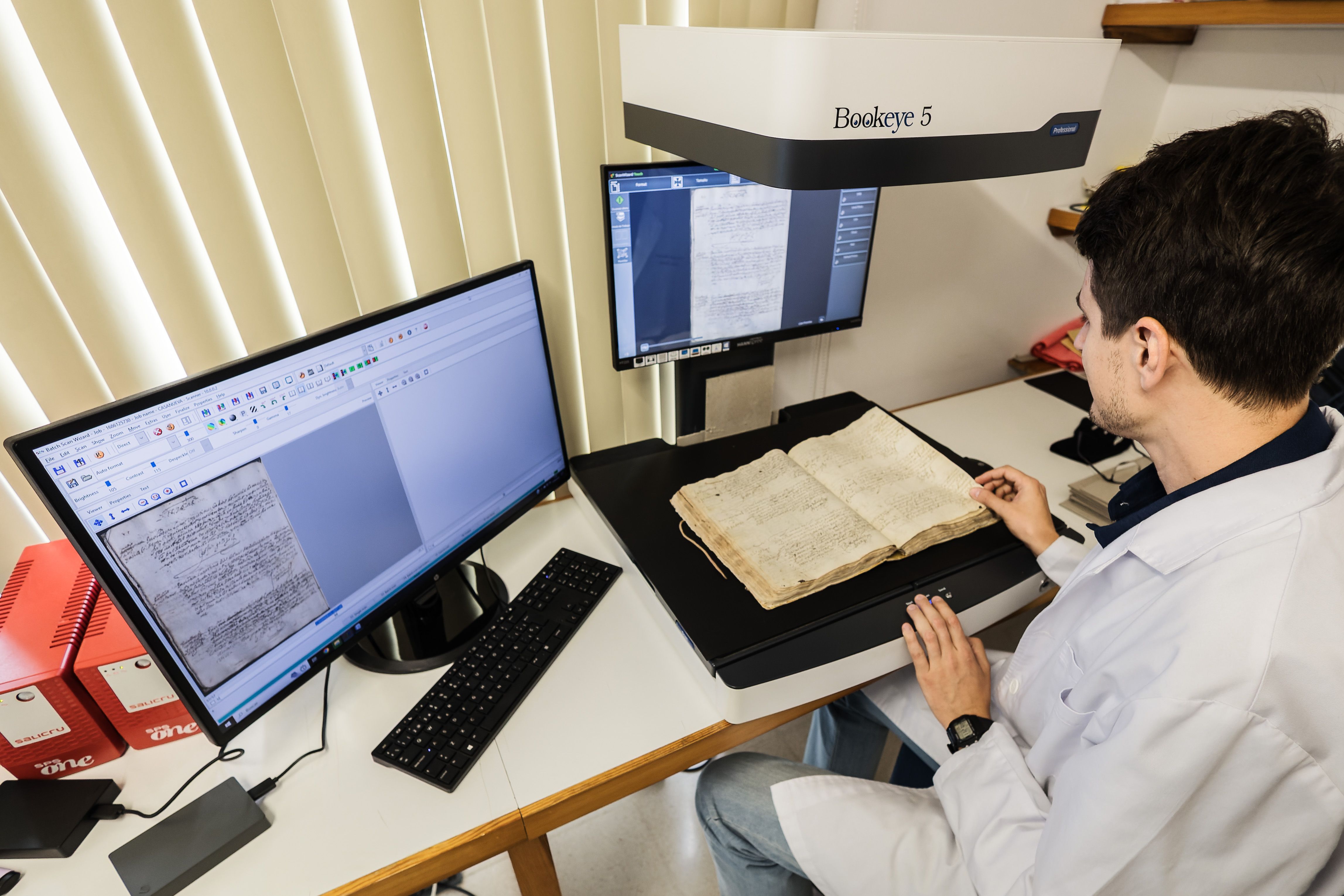 Un técnico escaneando documentos para la versión digital del Archivo Diocesano.     CANDELA NÚÑEZ