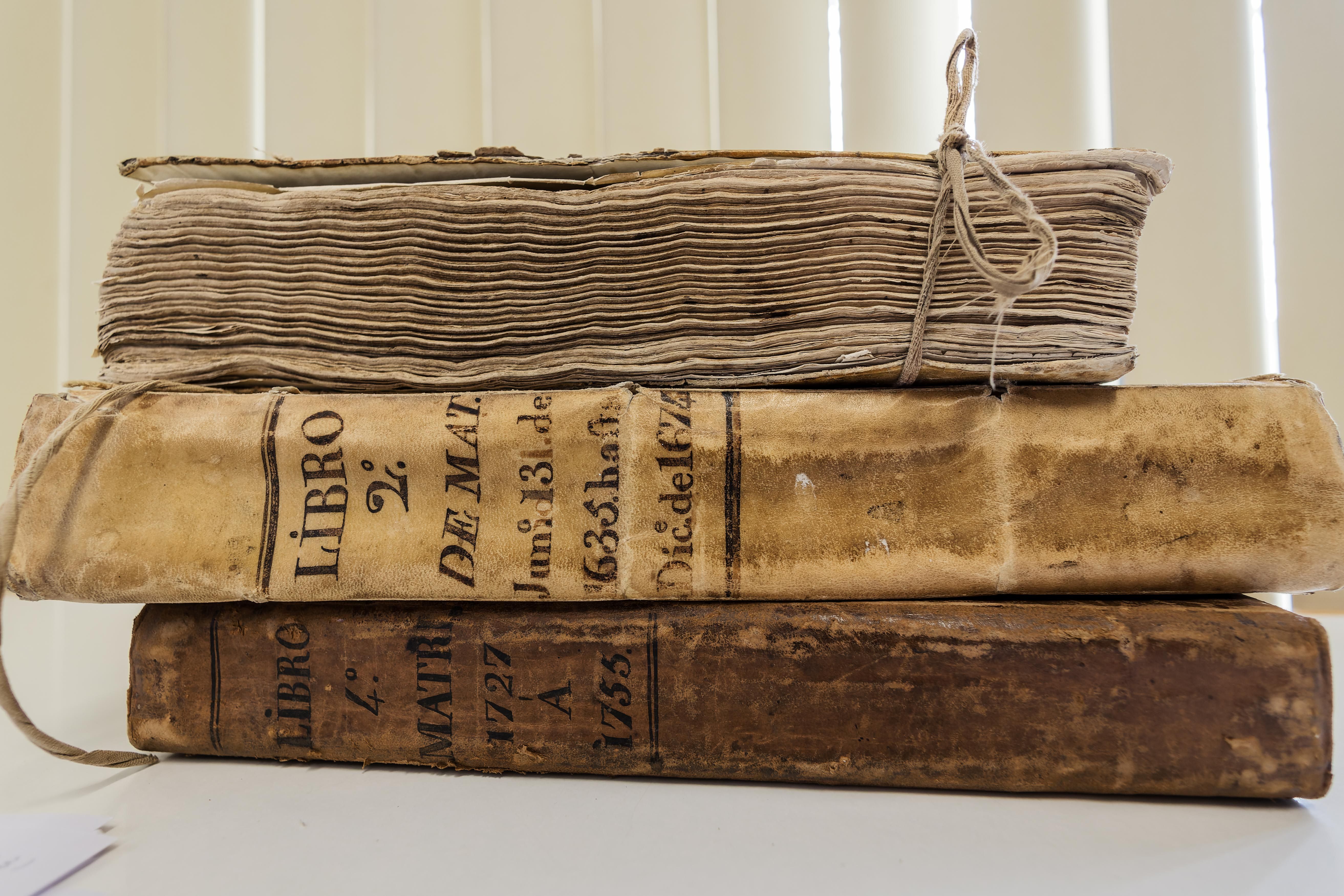 Antiguos legajos conservados en el Archivo Histórico Diocesano.    CANDELA NÚÑEZ