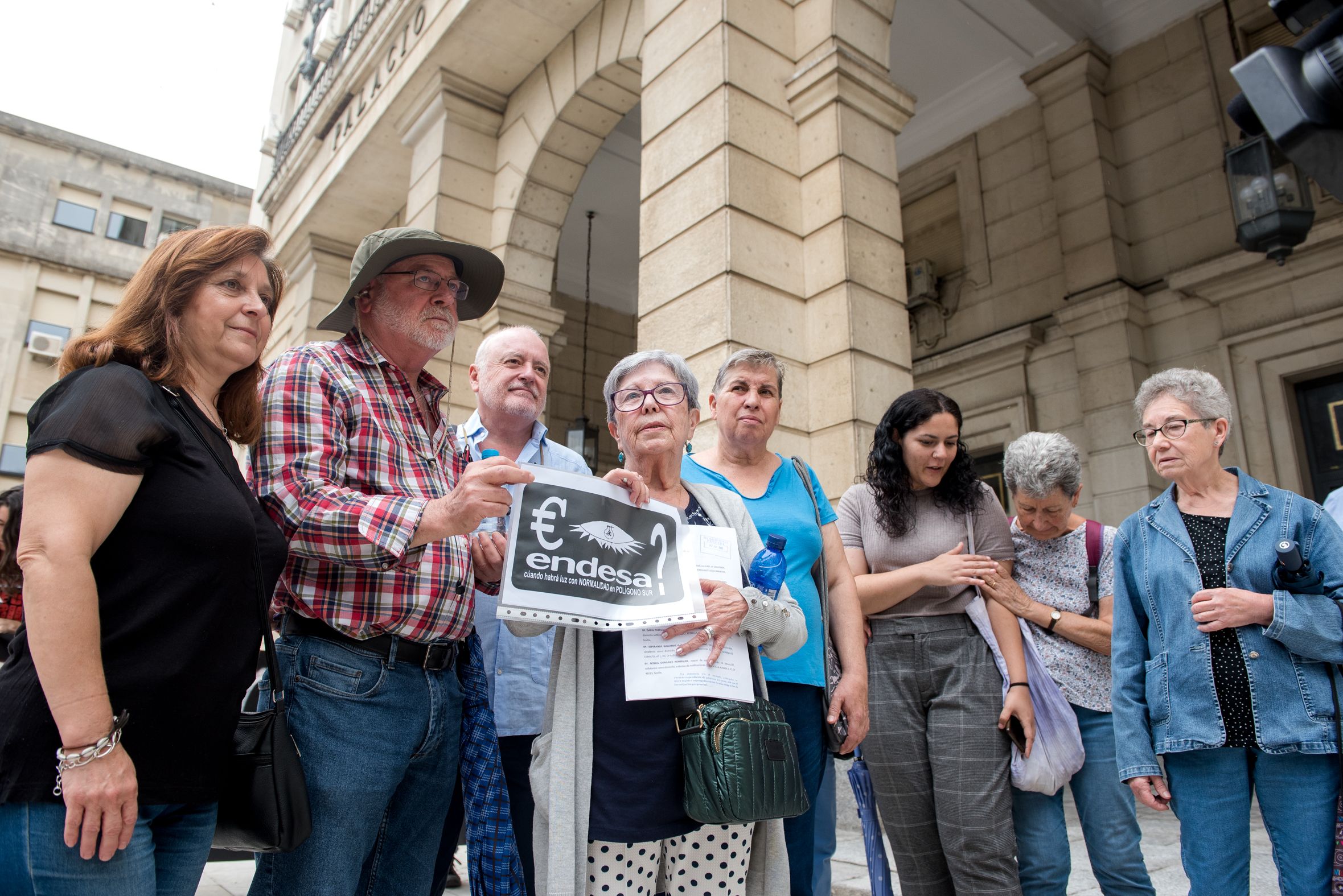 Vecinos afectados por los apagones en el Polígono Sur y la denuncia ante Fiscalía. Vecinos afectados por los apagones en el Polígono Sur y la denuncia ante Fiscalía.
