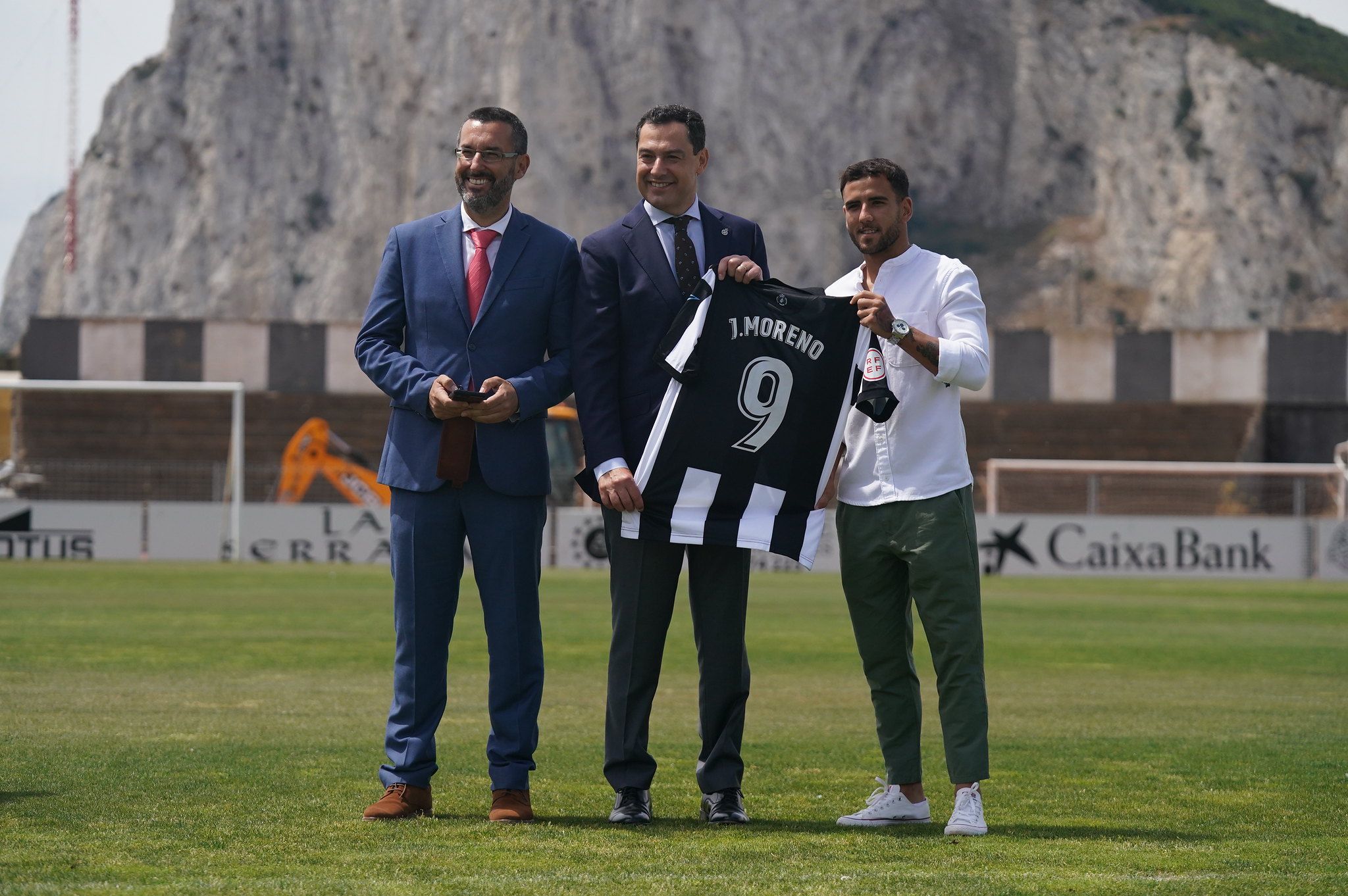 Juan Franco y Juanma Moreno, en junio del año pasado, posan con una camiseta de la Balompédica Linense con un dorsal del presidente de la Junta.