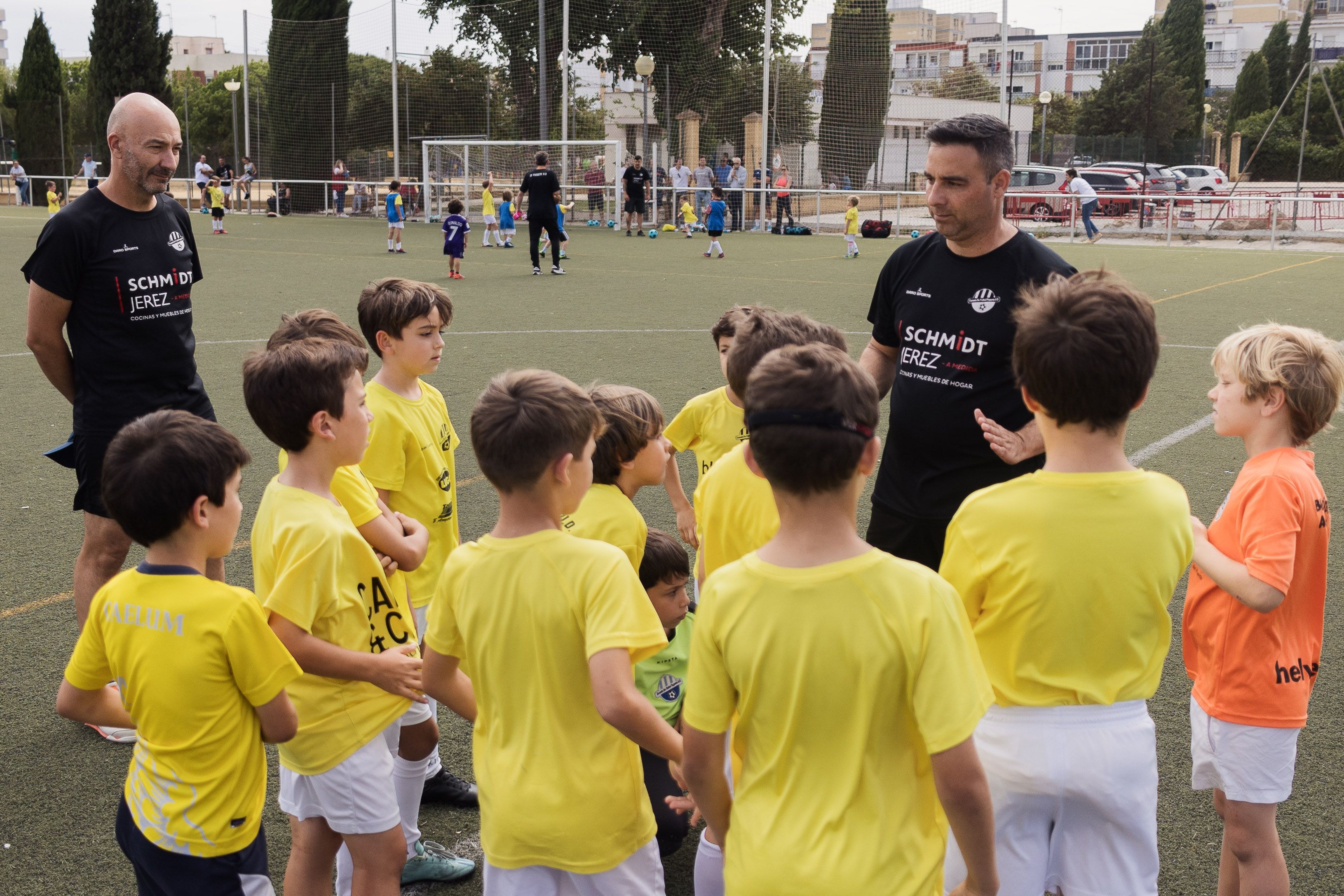 Los pequeños escuchan las instrucciones del entrenador. 