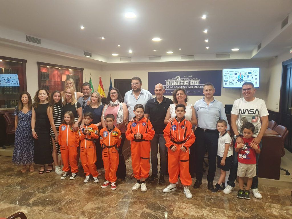 Los alumnos del colegio de una pedanía de Sevilla, antes de viajar para Estados Unidos. Los alumnos del colegio de una pedanía de Sevilla, antes de viajar para Estados Unidos.