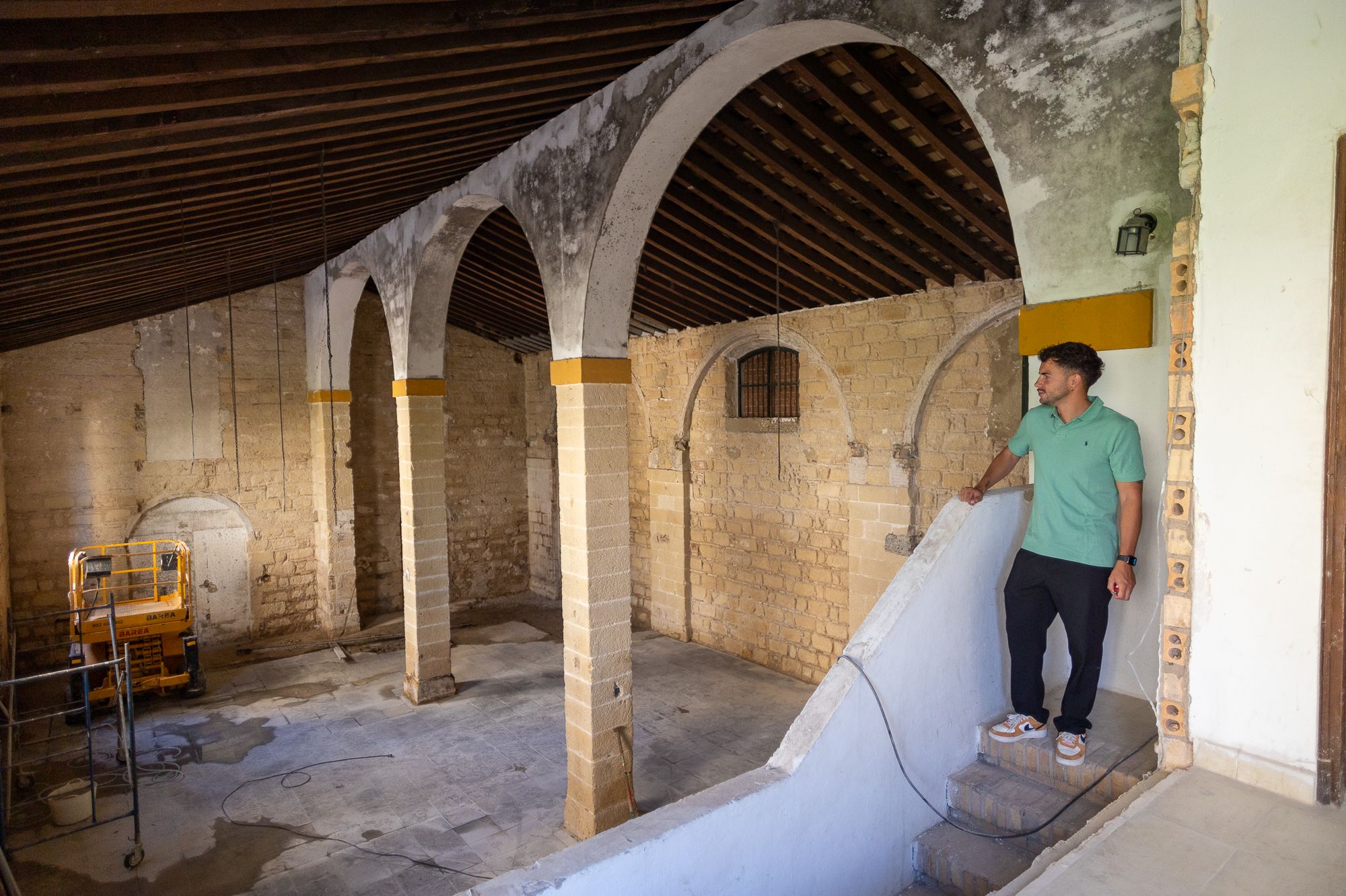 Santiago regresa al futuro. En la image, Manuel Loreto, en el viejo casco de bodega que rehabilita para abrir el nuevo espacio de Jindama en Santiago.