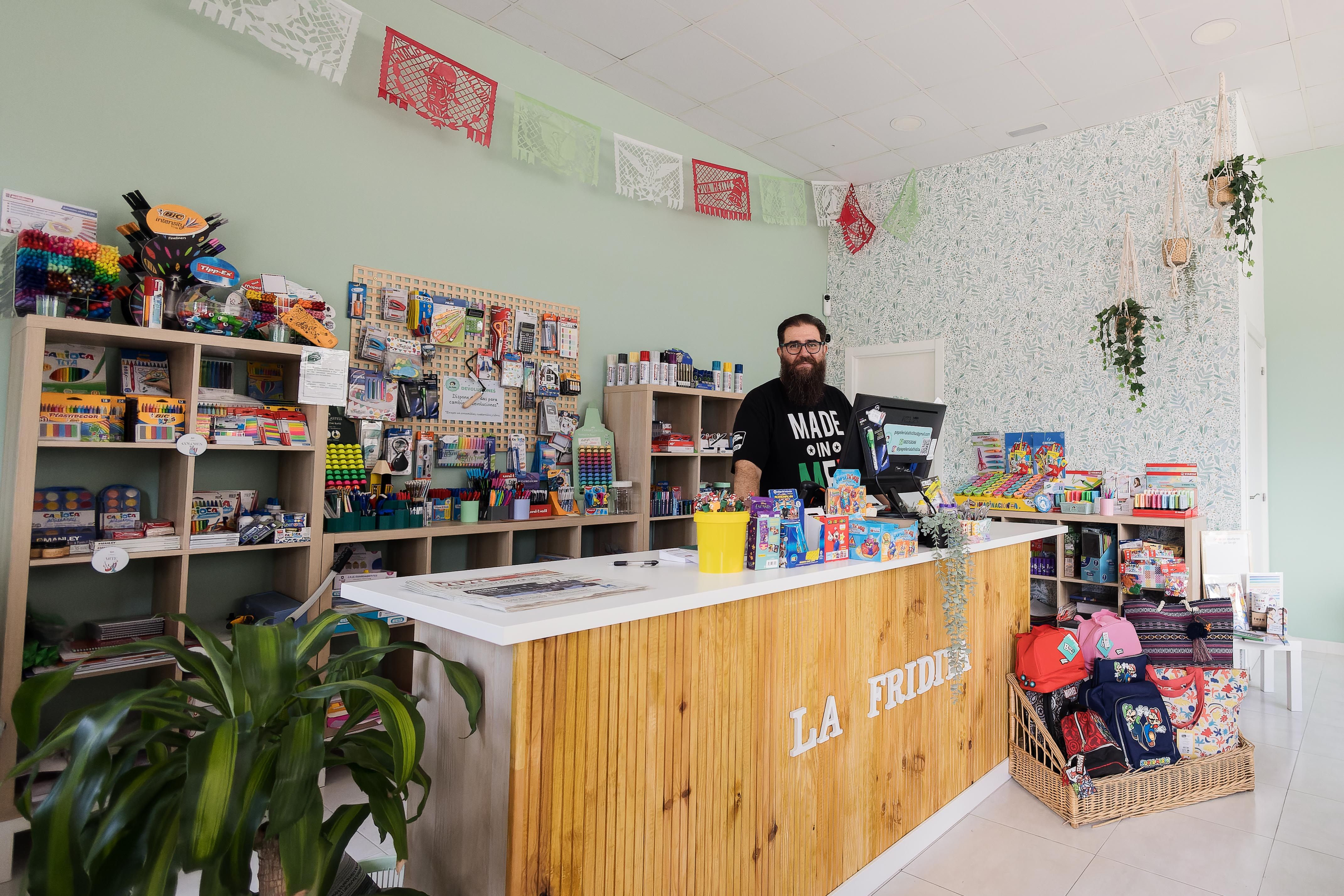El jerezano en el mostrado de la nueva papelería y librería. 