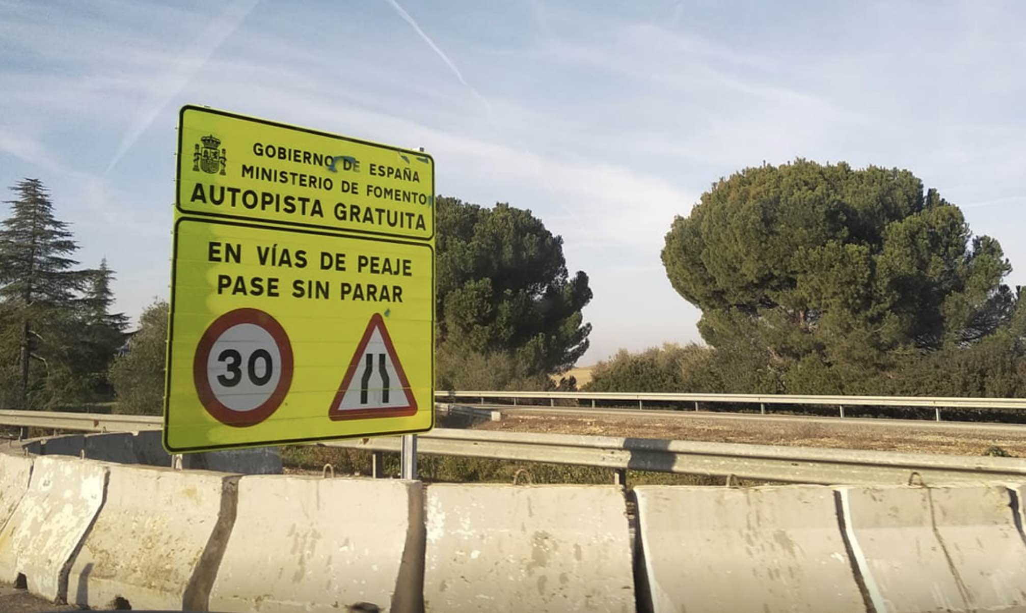 Anuncios de la gratuidad del peaje de la AP4 desde el pasado 31 de diciembre de 2019.