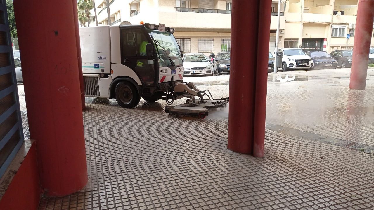 Vehículo del servicio de limpieza de la ciudad de Cádiz. Vehículo del servicio de limpieza de la ciudad de Cádiz.