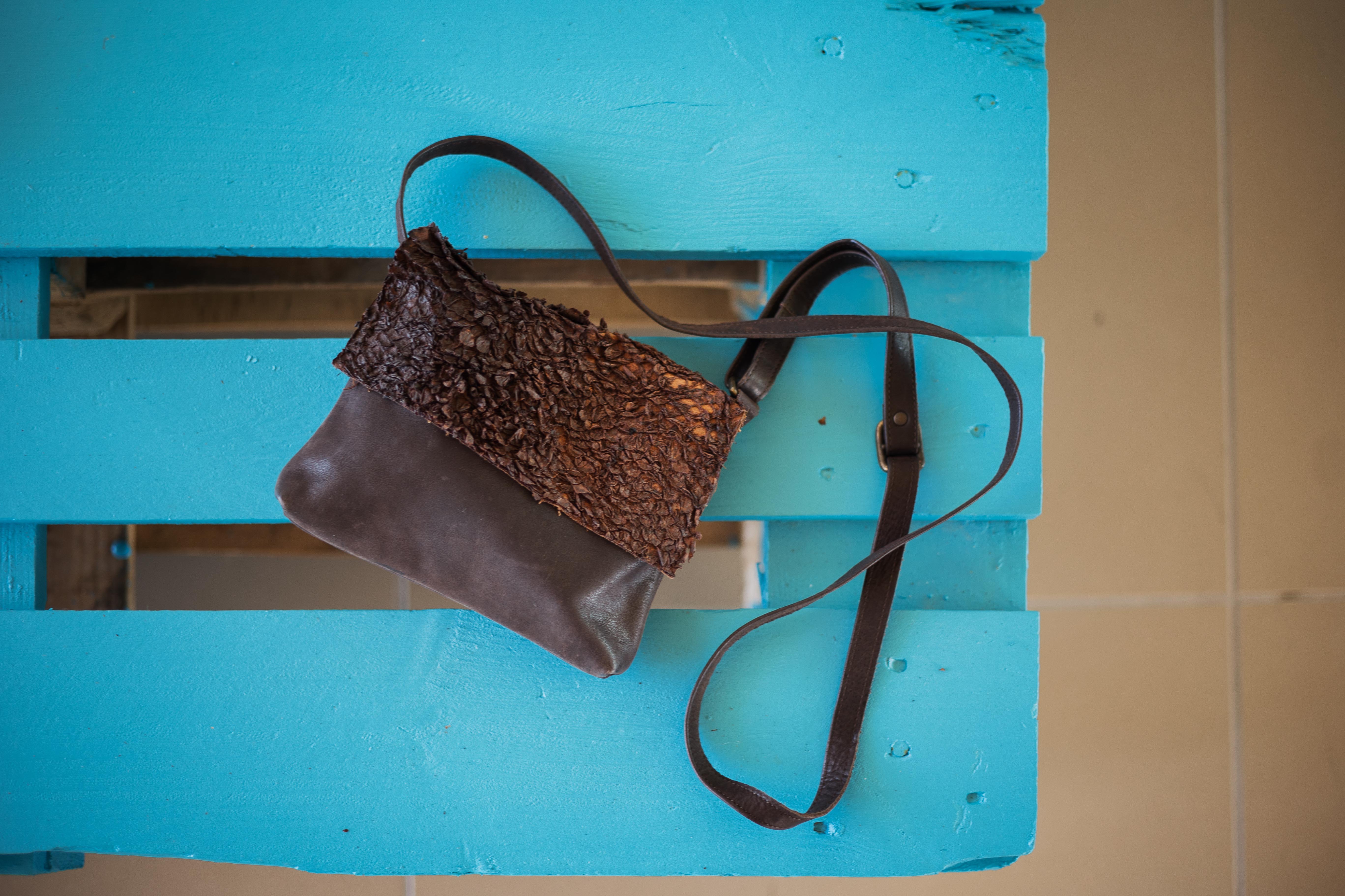 Prototipo de un bolso con la tapa de cuero de atún. 