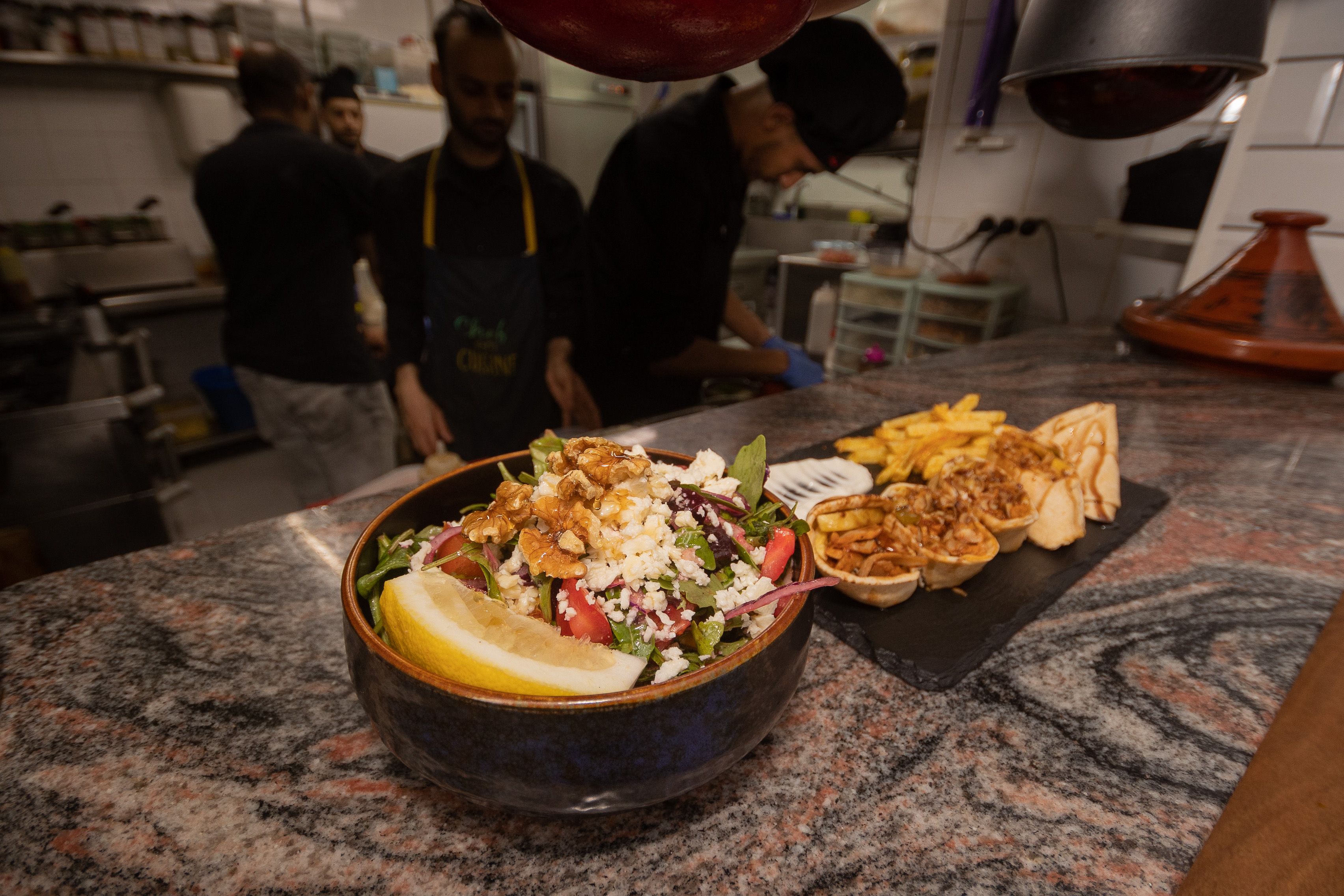 El equipo trabaja en la "cuisine". 