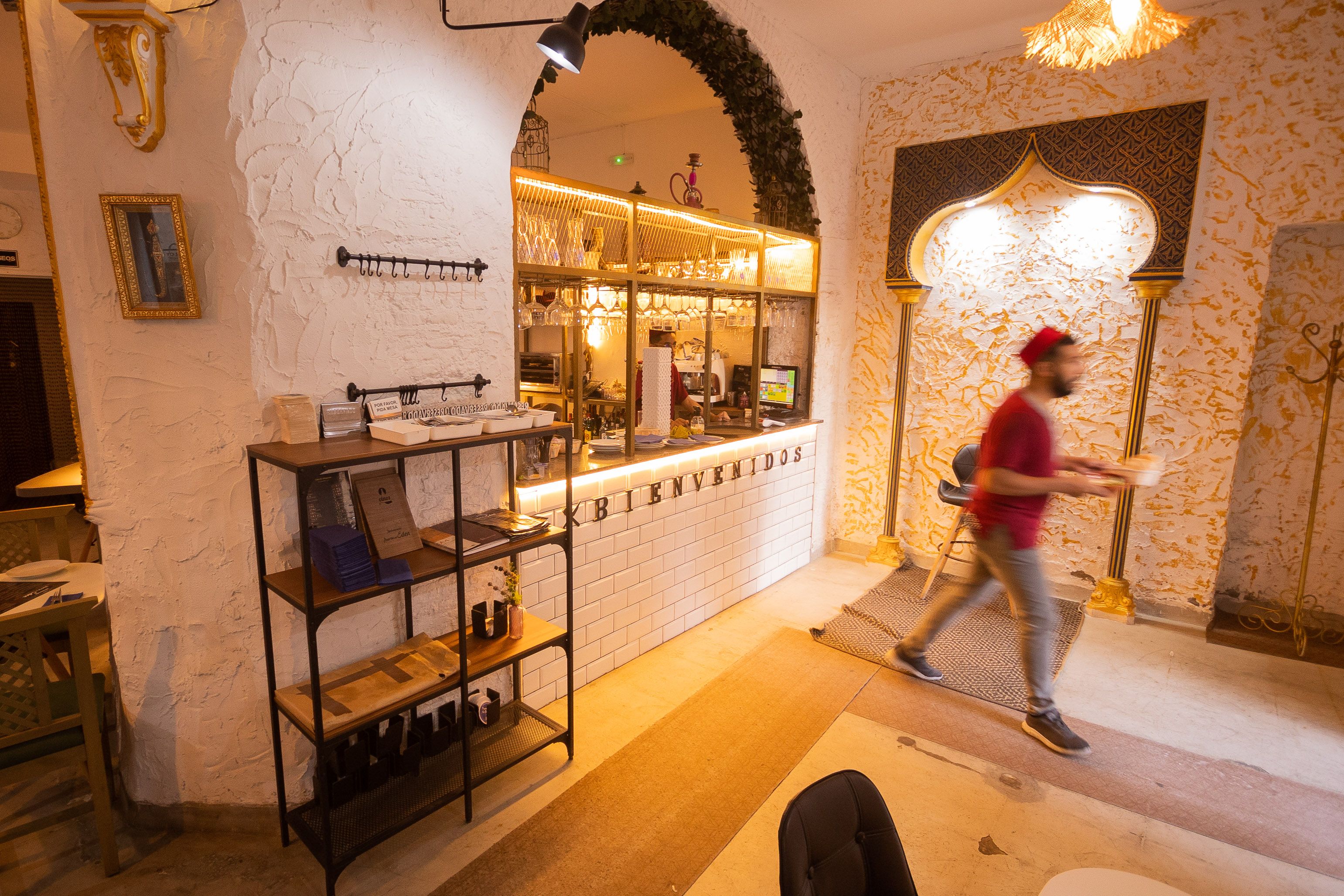 Arco decorativo del restaurante árabe. 
