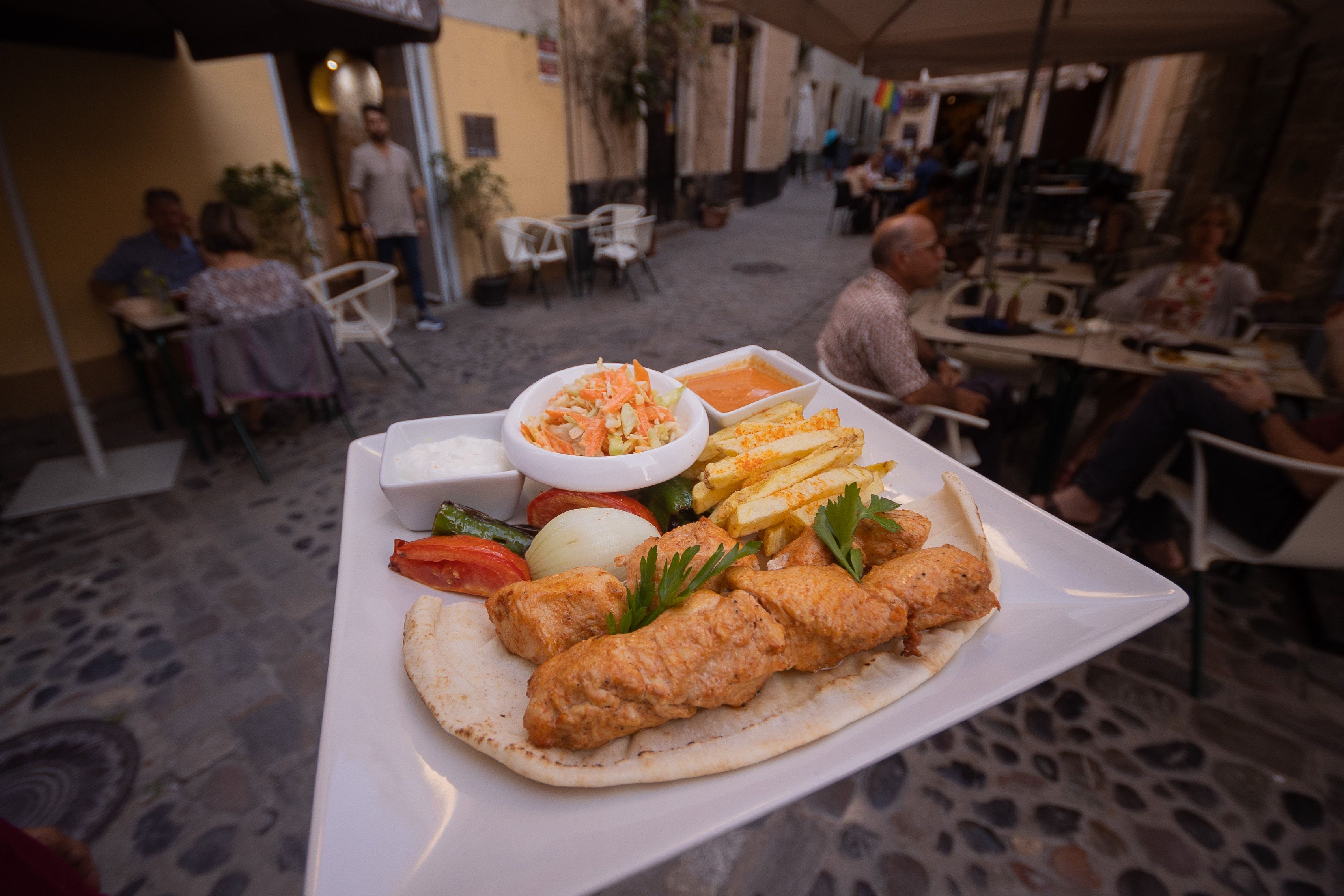 Un plato de Shawarma en el restaurante. 
