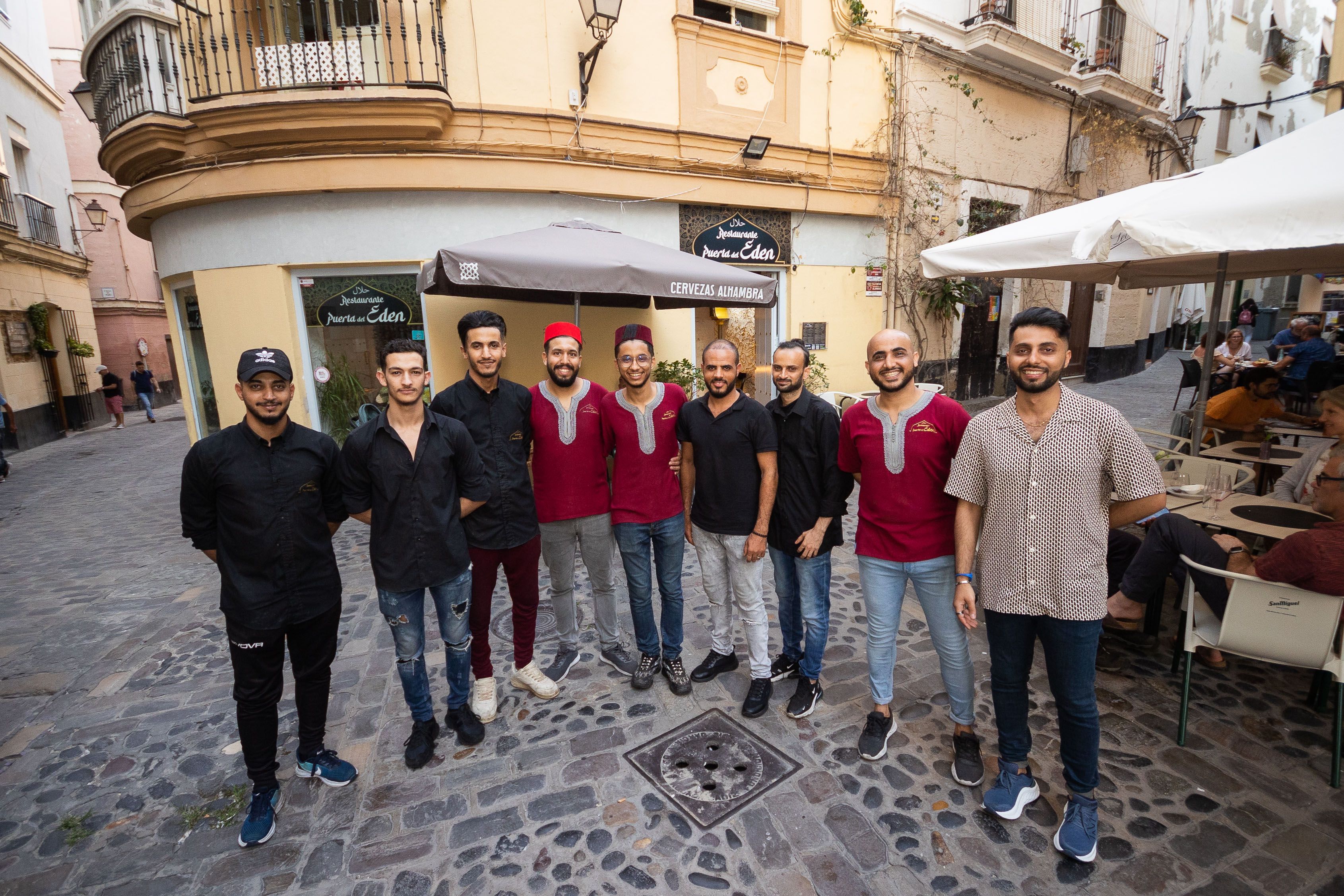 Equipo completo del restaurante Puerta del Edén.